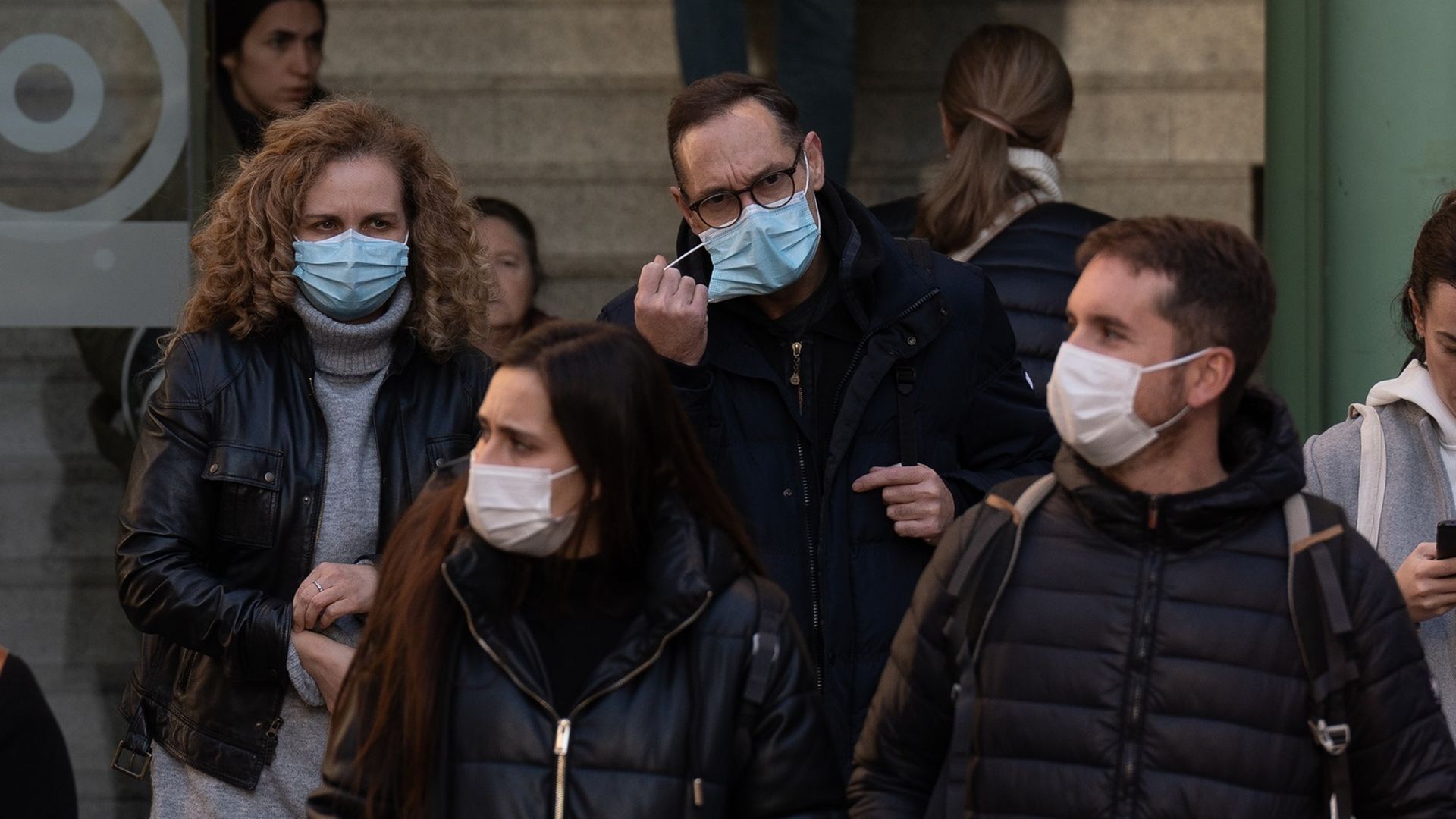 Varias personas con mascarillas, en el Hospital Clínic de Barcelona, en el pasado mes de enero