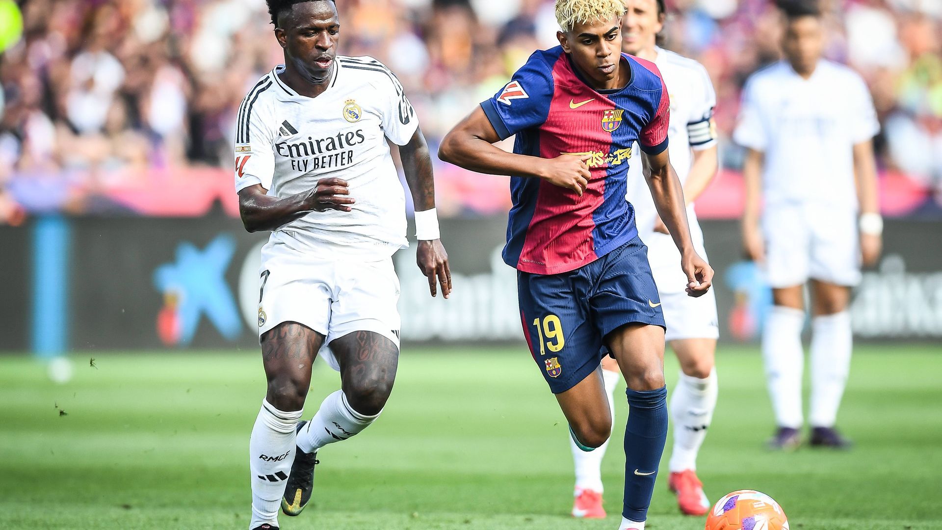 Vinicius y Lamine disputan un balón