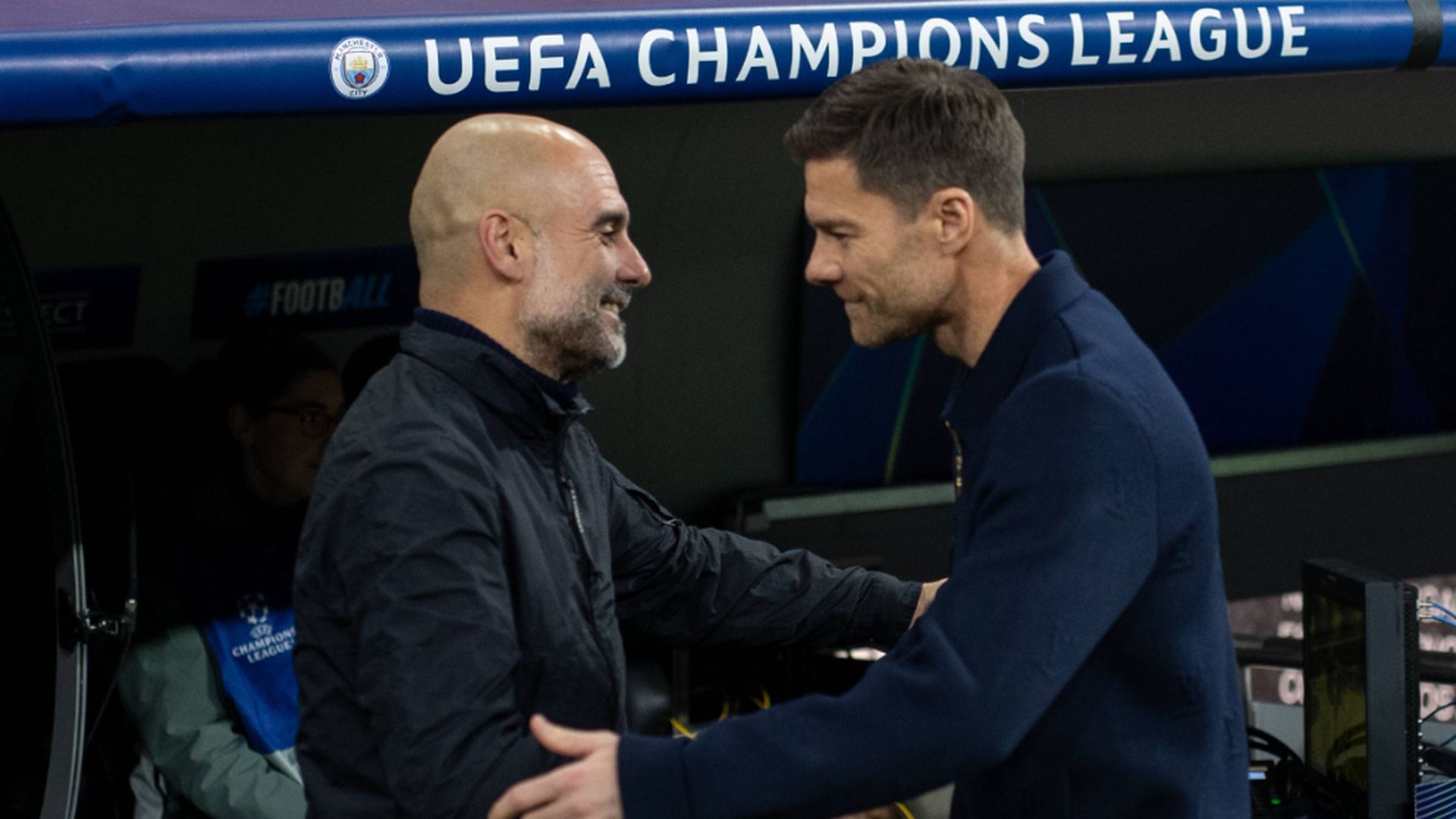 Xabi Alonso saluda a Pep Guardiola antes del Real Madrid - Manchester City