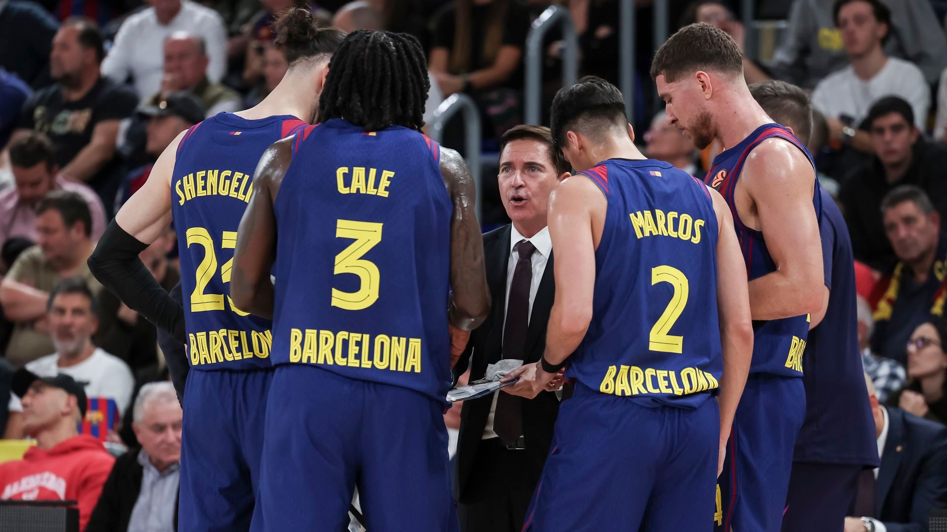 Xavi Pascual en un partido con el Barcelona y sus jugadores