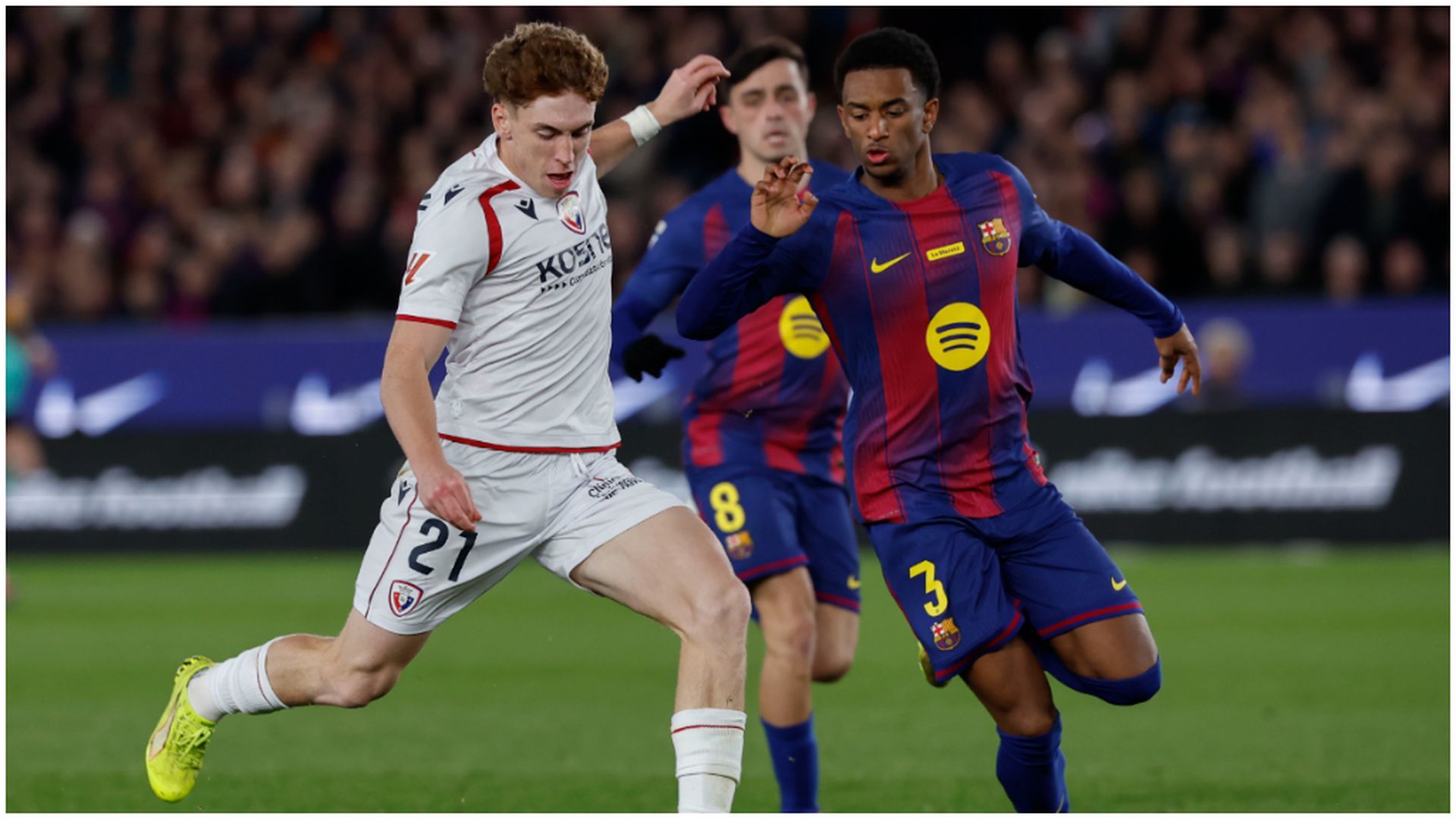 Alejandro Balde intentando parar a Víctor Muñoz Alejandro Balde intentando parar a Víctor Muñoz