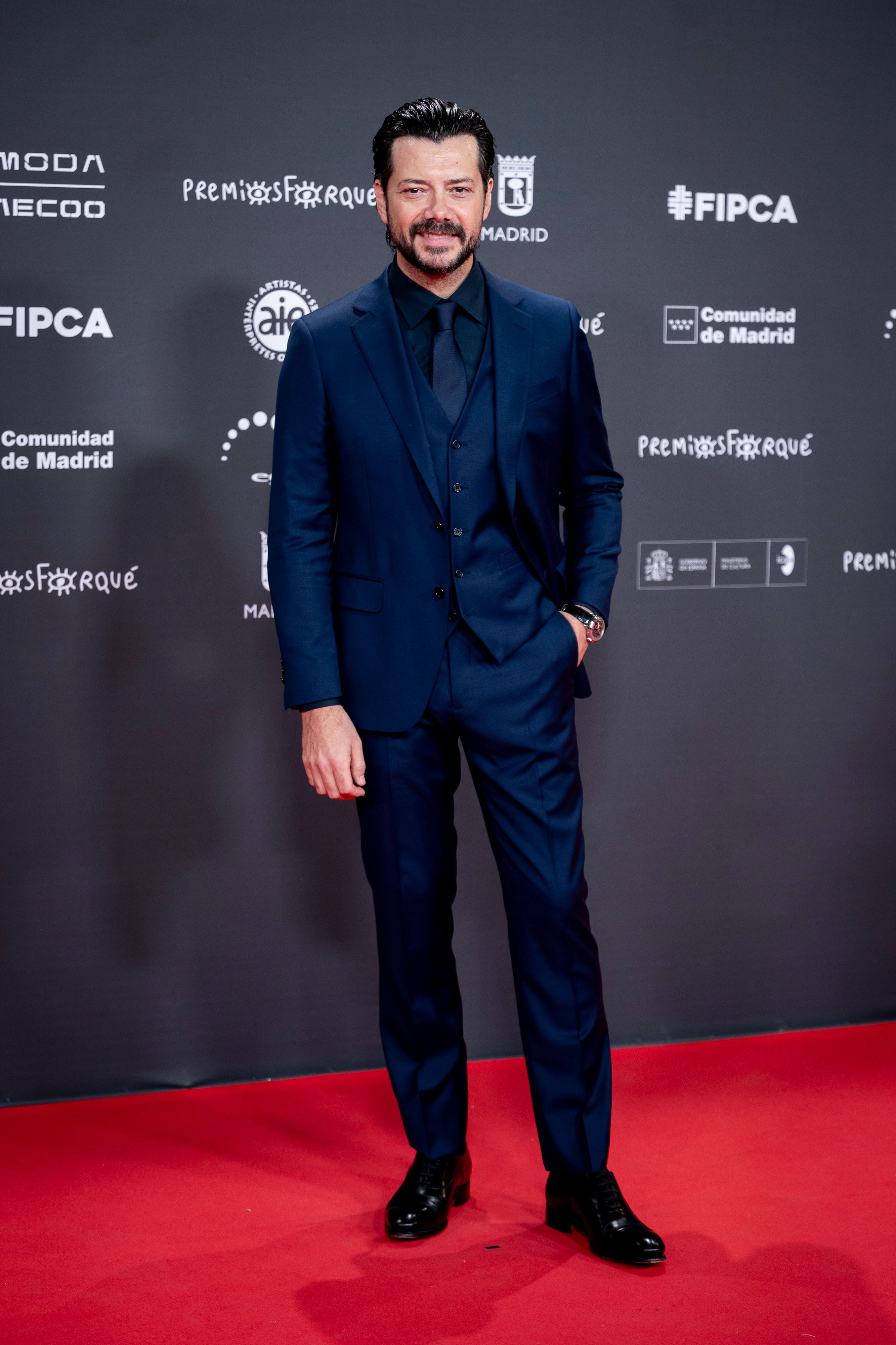 Alvaro Morte, en la alfombra roja de los Premios Forqué 2025