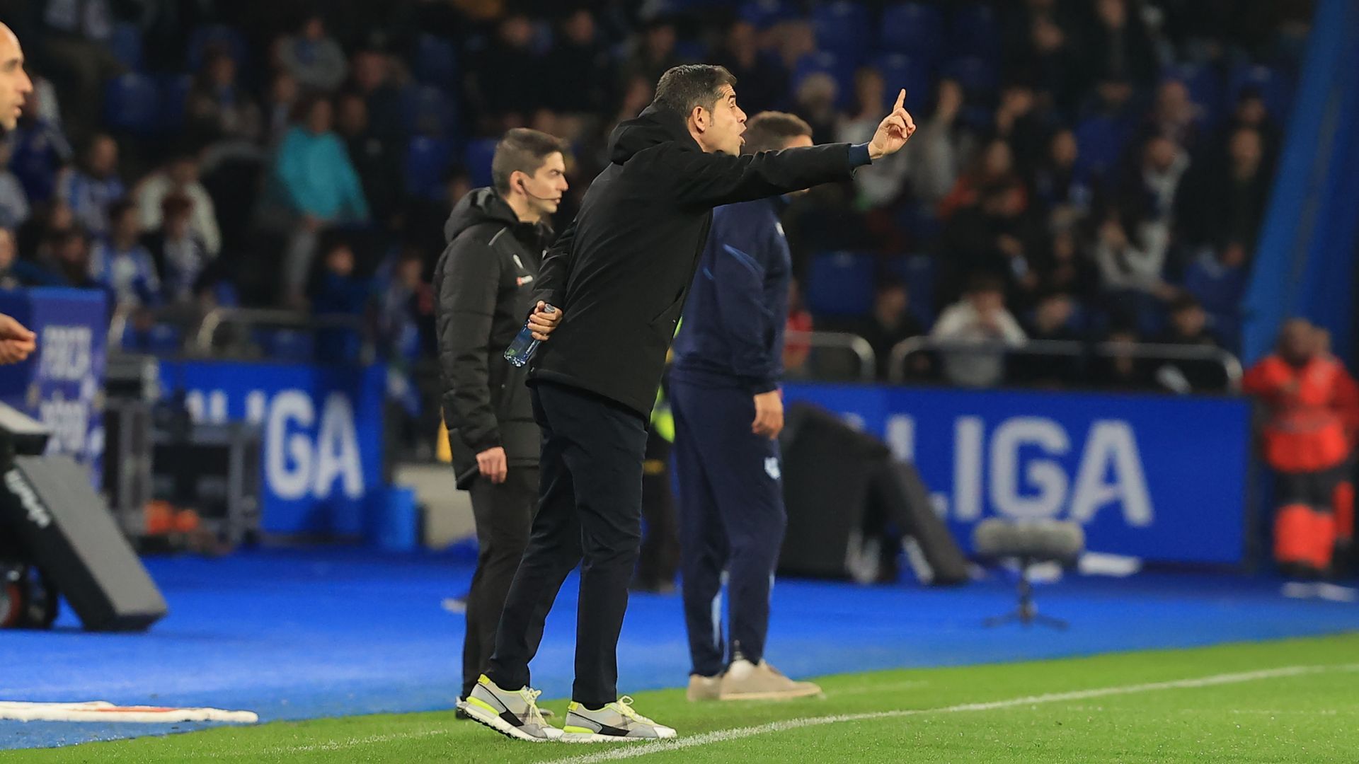 Antonio Hidalgo da instrucciones en el Dépor Sanse