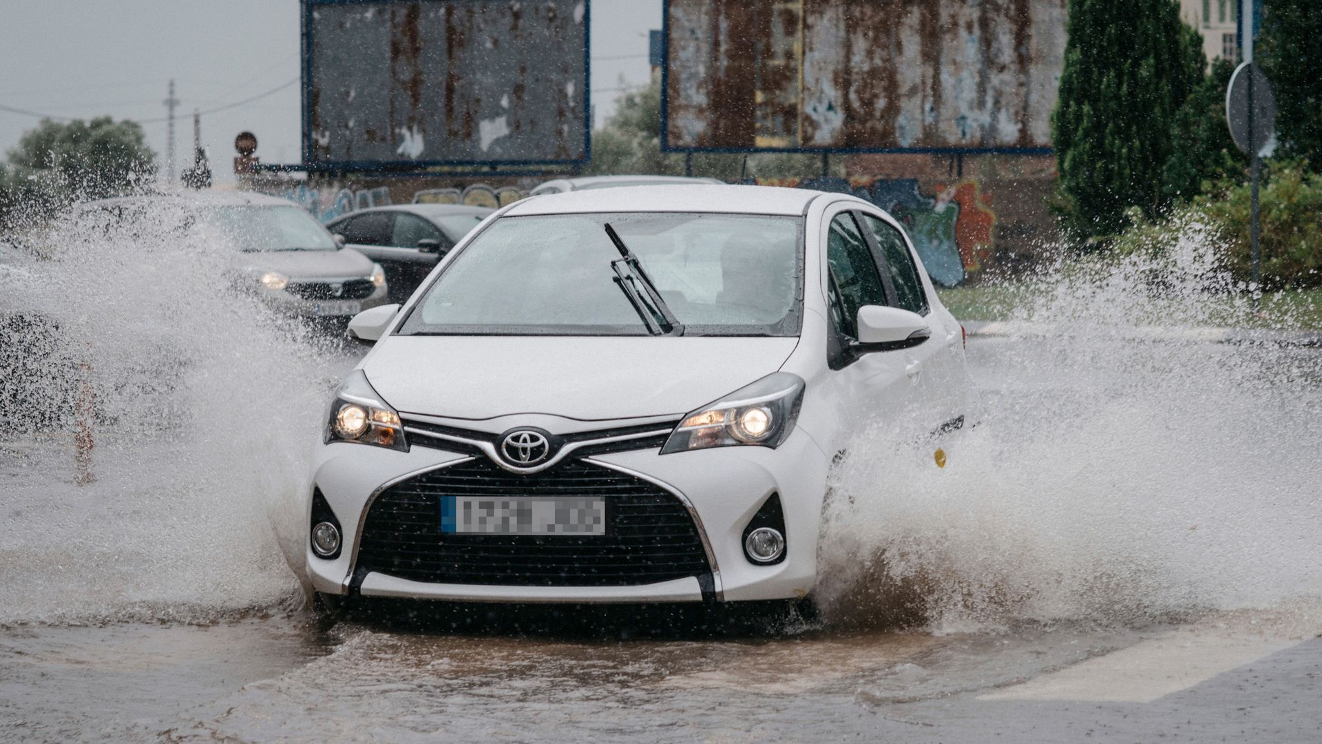 Archivo - Un coche circula bajo la lluvia, en imagen de archivo.