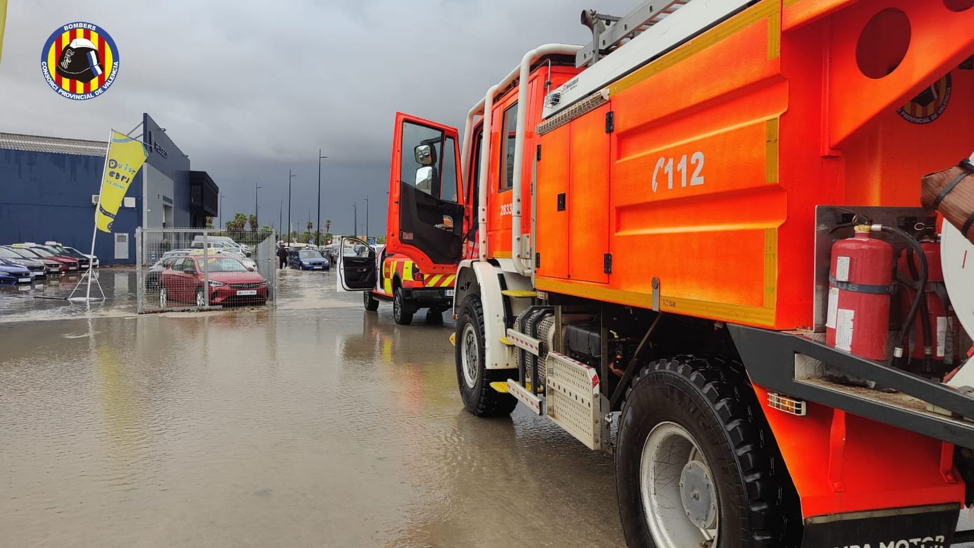 Camión de bomberos en Valencia durante una inundación por lluvias