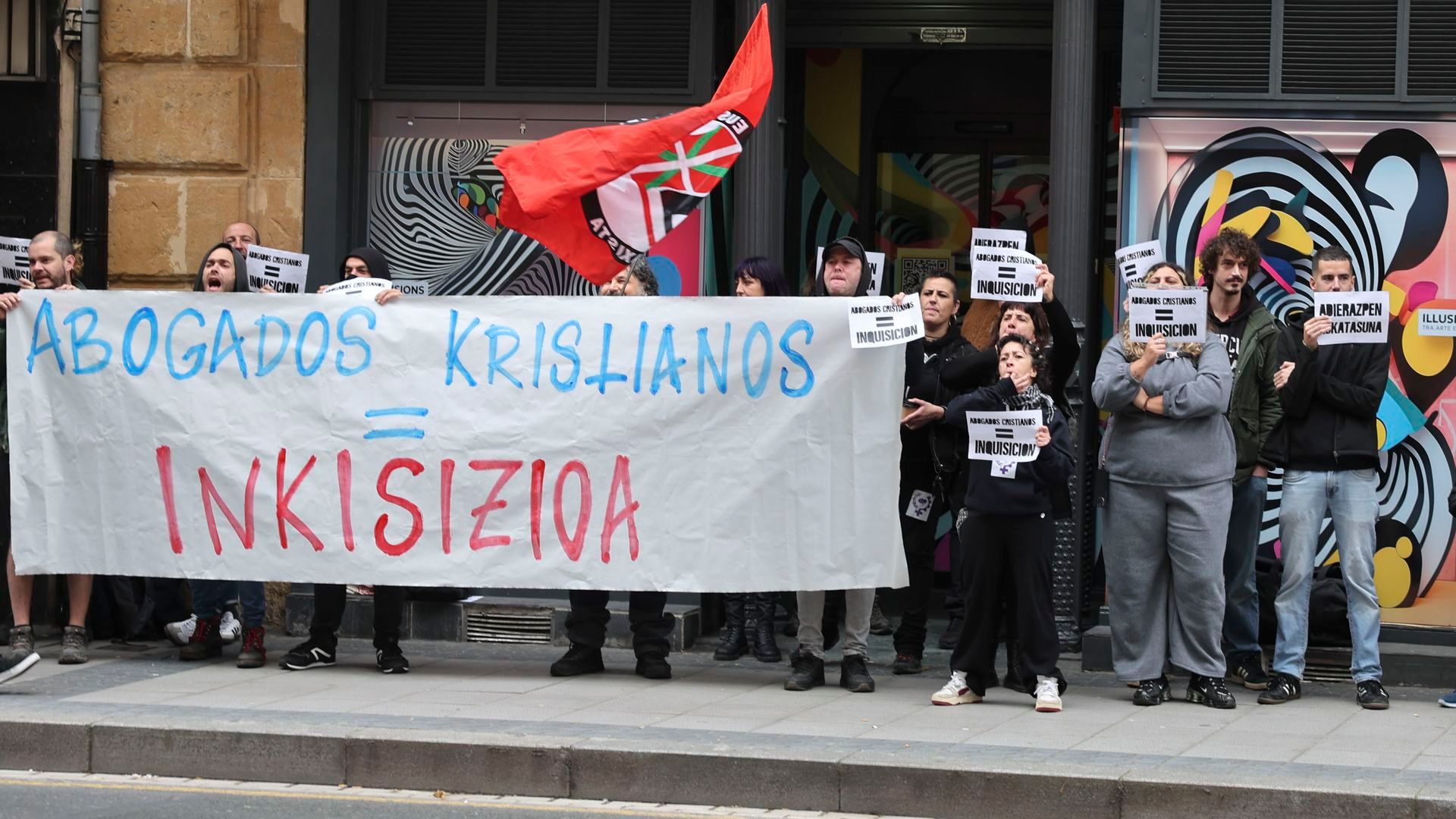 Concentración ante los Juzgados de Bilbao, donde estaba citada a declarar la actriz y cómica Ane Lindane