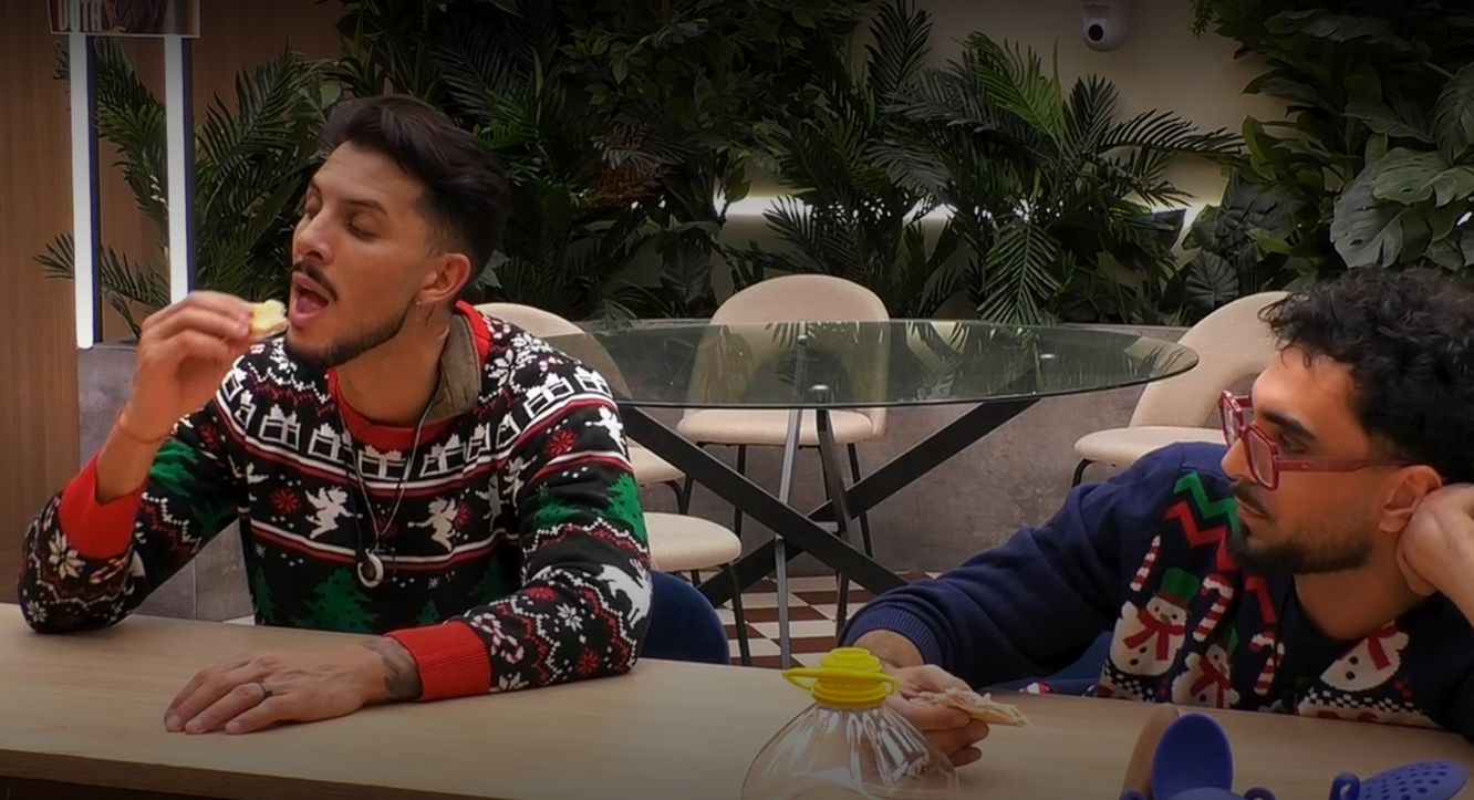 Cristian come al lado de Aquilino