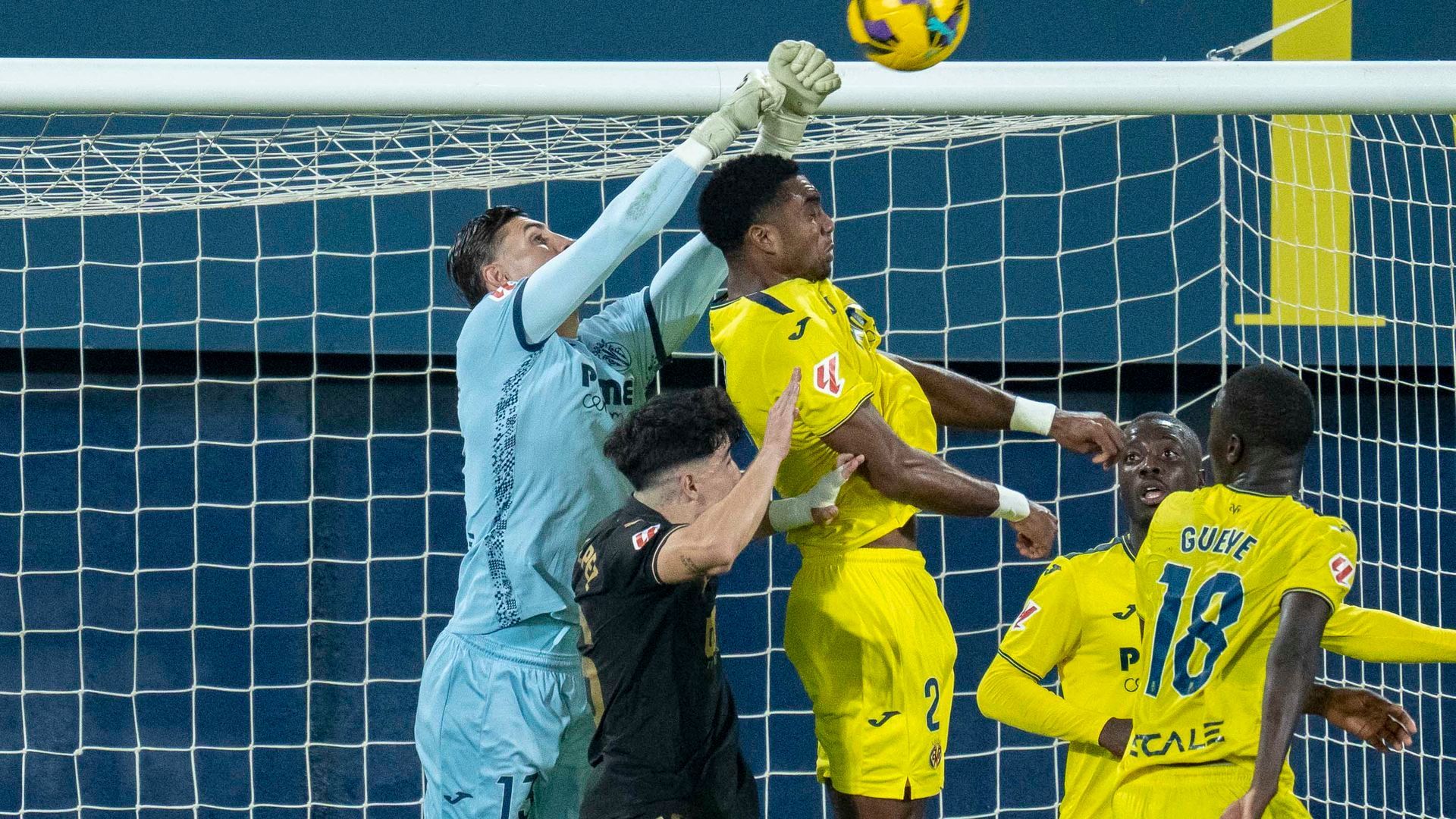 Diego Conde despeja un balón
