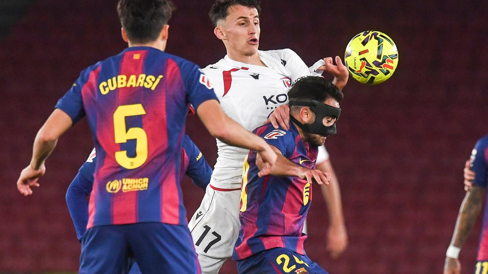 Eric García lucha un balón en el Barcelona - Osasuna