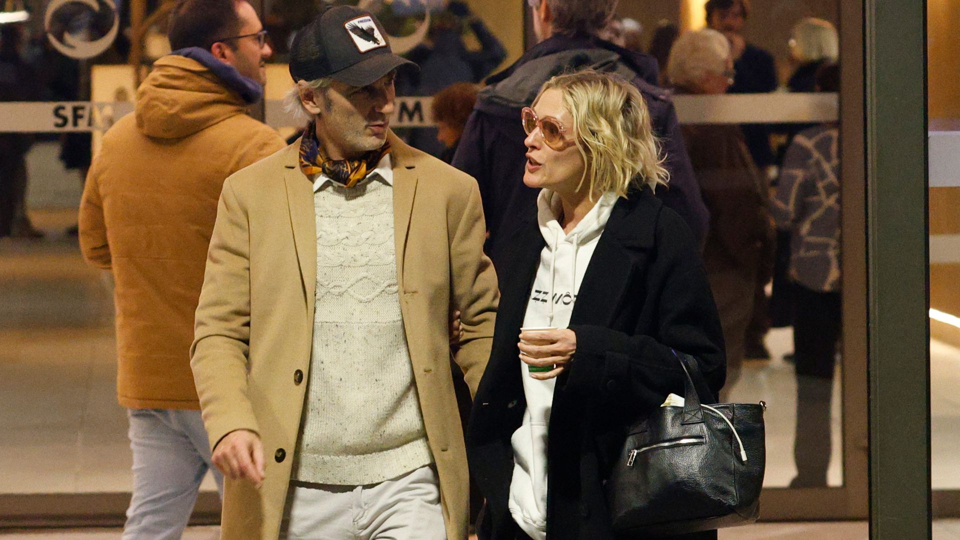 Ernesto Alterio y Ella Jazz en la capilla ardiente de Héctor Alterio