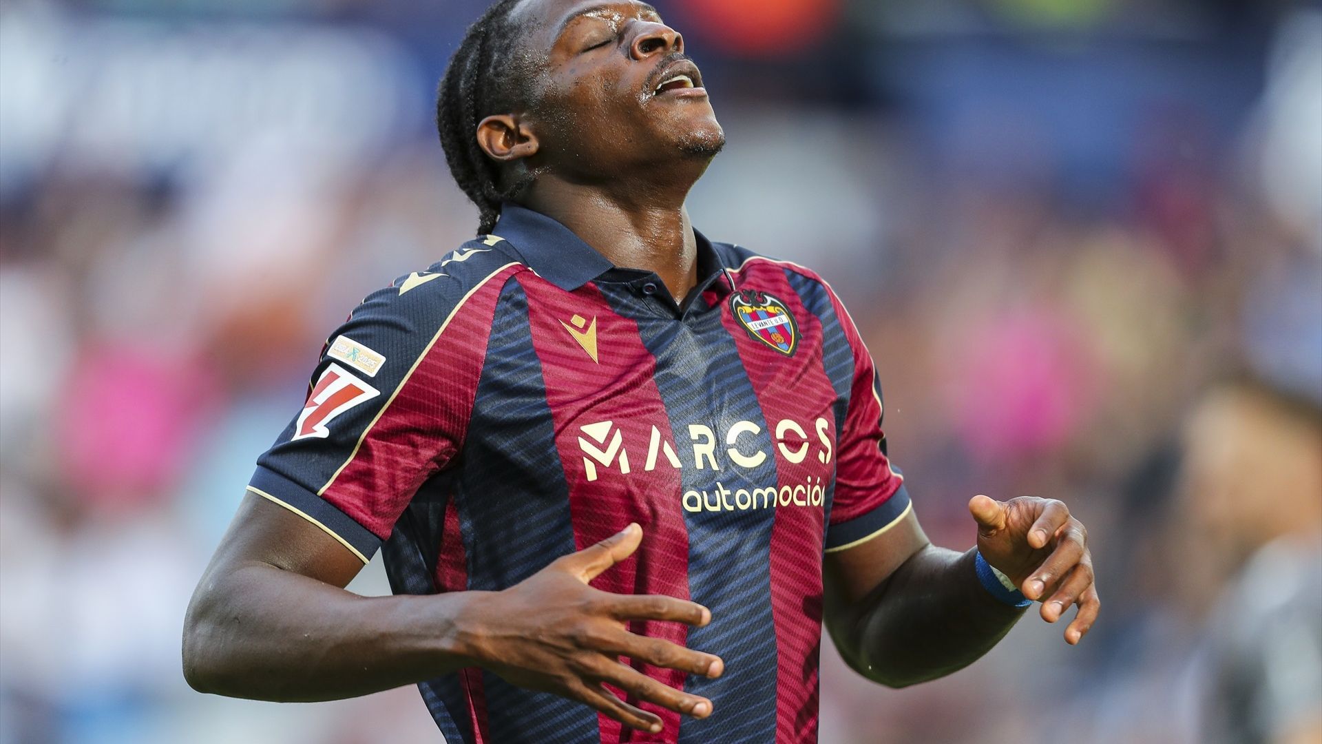 Etta Eyong, en un partido del Levante Etta Eyong, en un partido del Levante