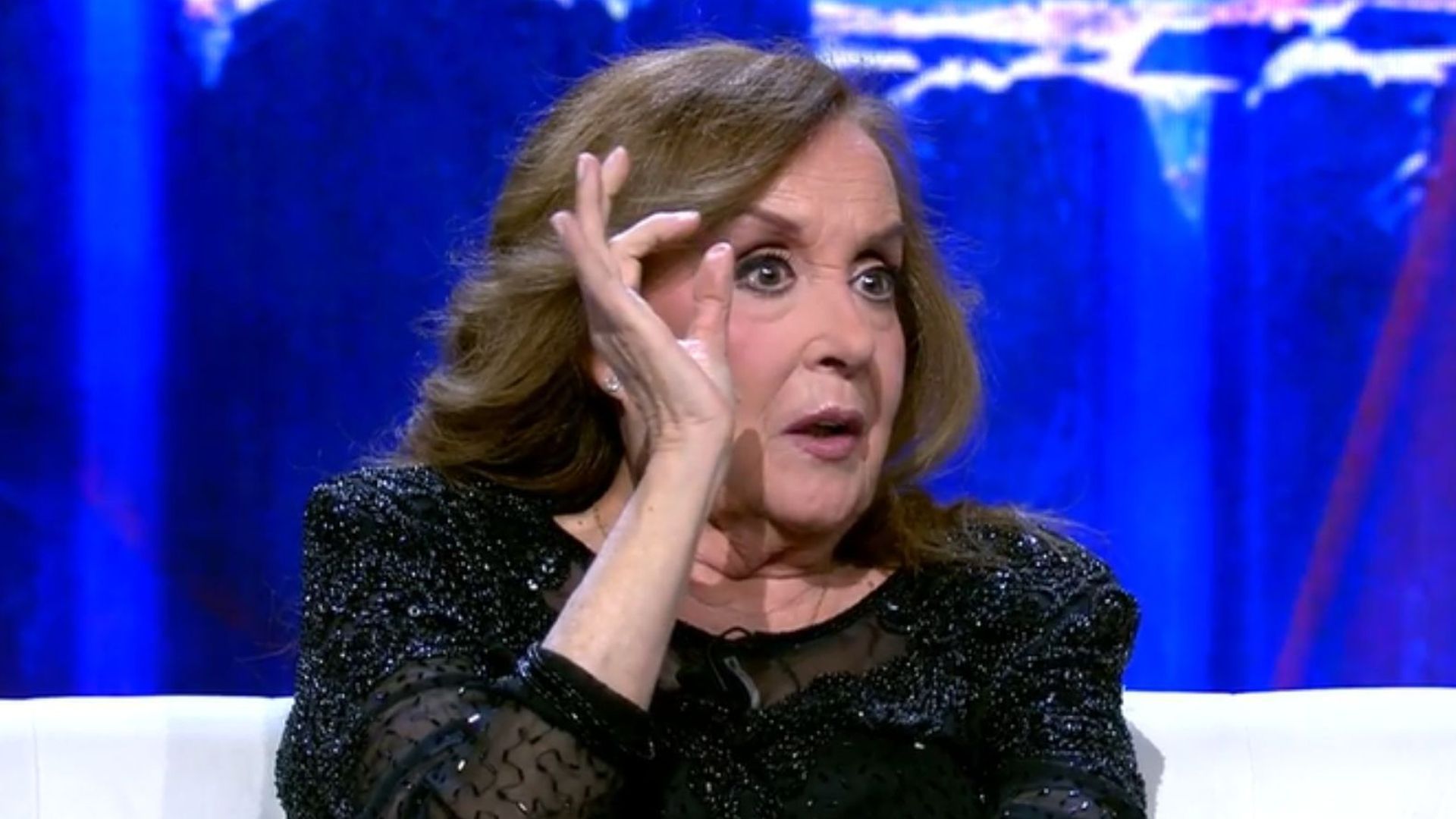 Fedra Lorente aclara en el plató de ¡De viernes! si ha recurrido a Cáritas tras ser arruinada por las deudas de su marido Fedra Lorente aclara en el plató de ¡De viernes! si ha recurrido a Cáritas tras ser arruinada por las deudas de su marido