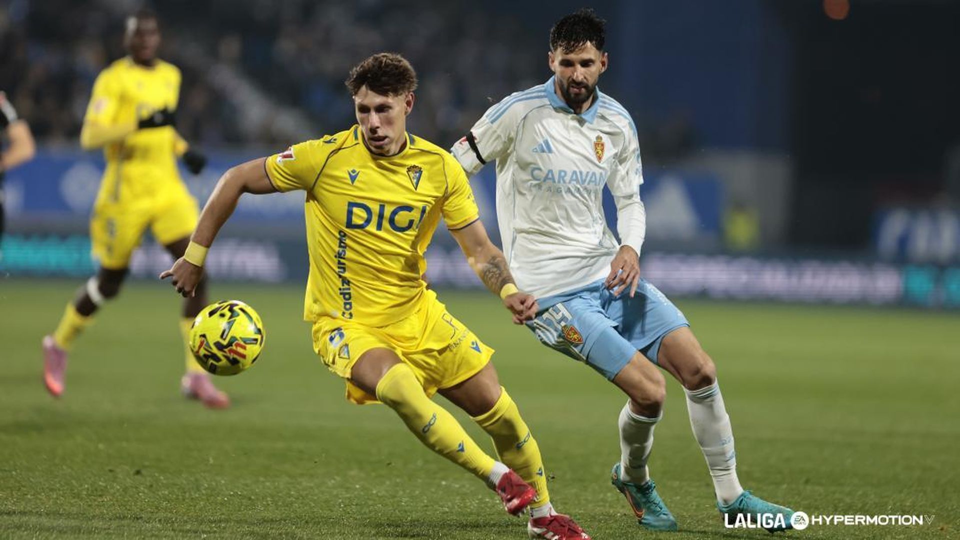 Iker Recio y Kenan Kodro disputan un balón en el Zaragoza-Cádiz Iker Recio y Kenan Kodro disputan un balón en el Zaragoza-Cádiz