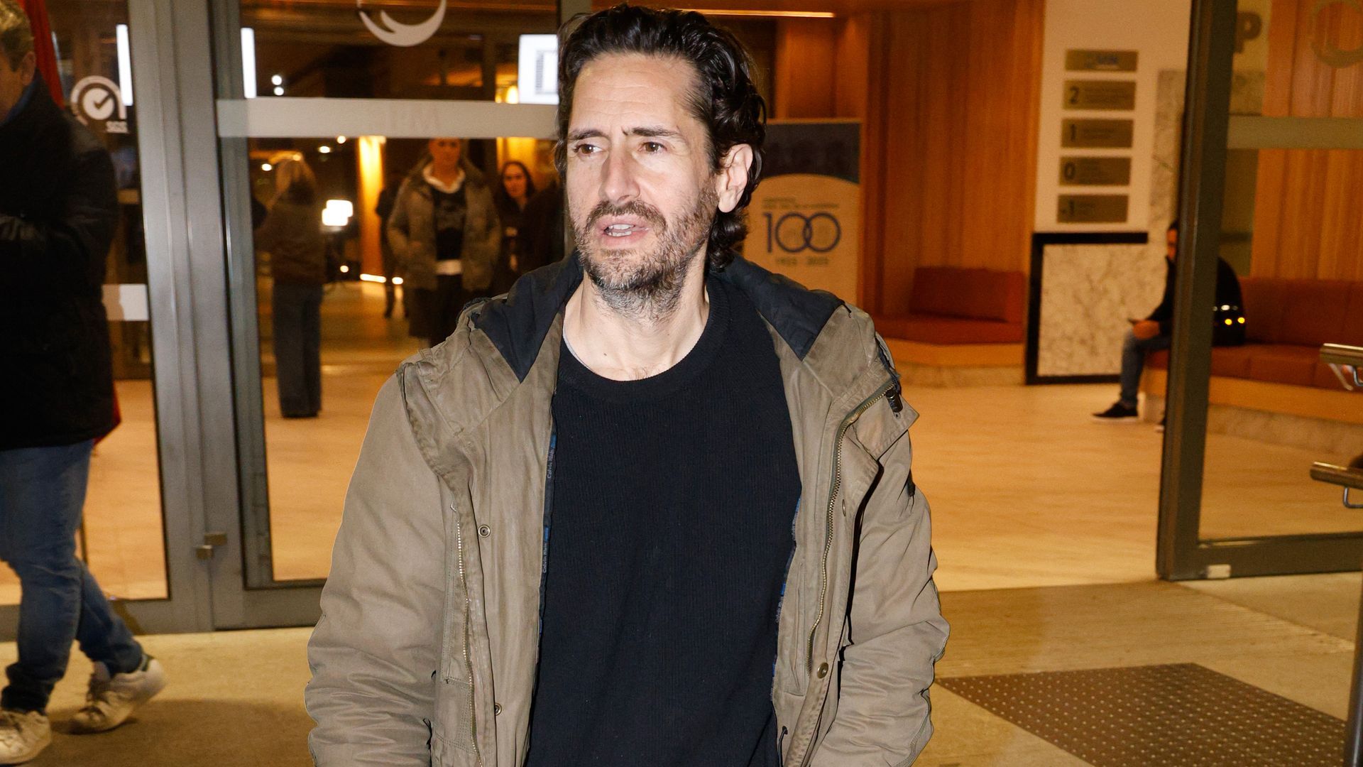 Juan Diego Botto en la capilla ardiente de Héctor Alterio