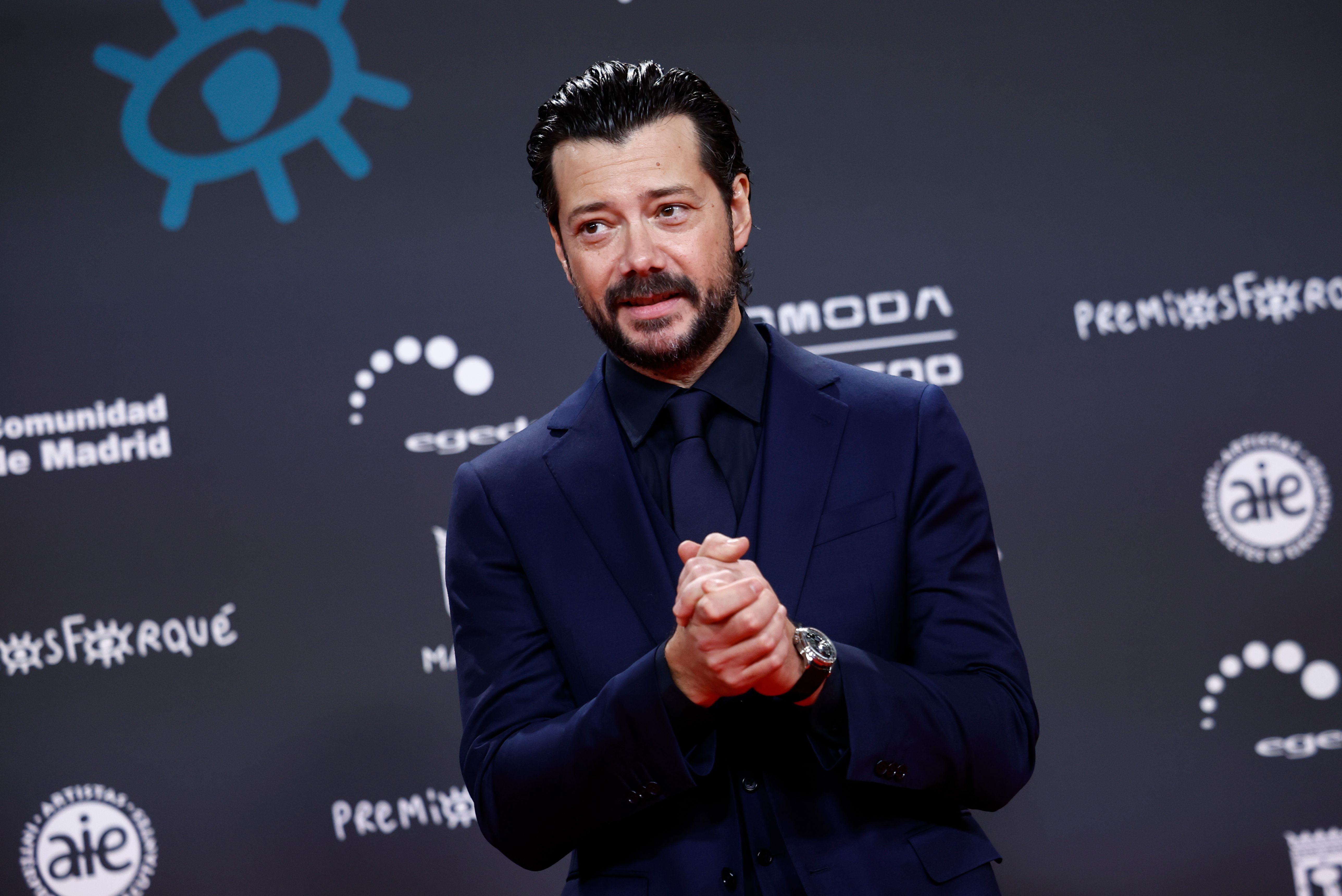 Álvaro Morte en la alfombra roja de los Premios Forqué 2025