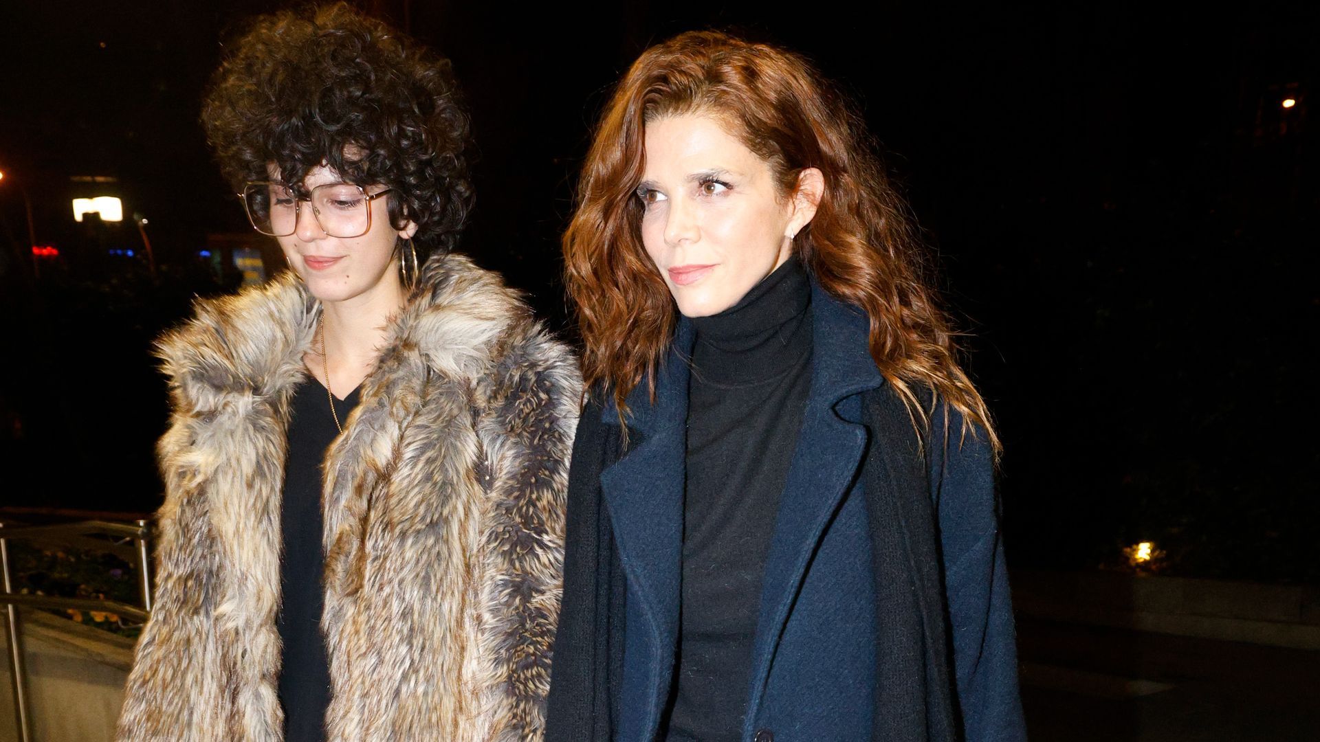 Lola Alterio, nieta de Héctor Alterio, y Juana Acosta en el tanatorio dando el último adiós al actor