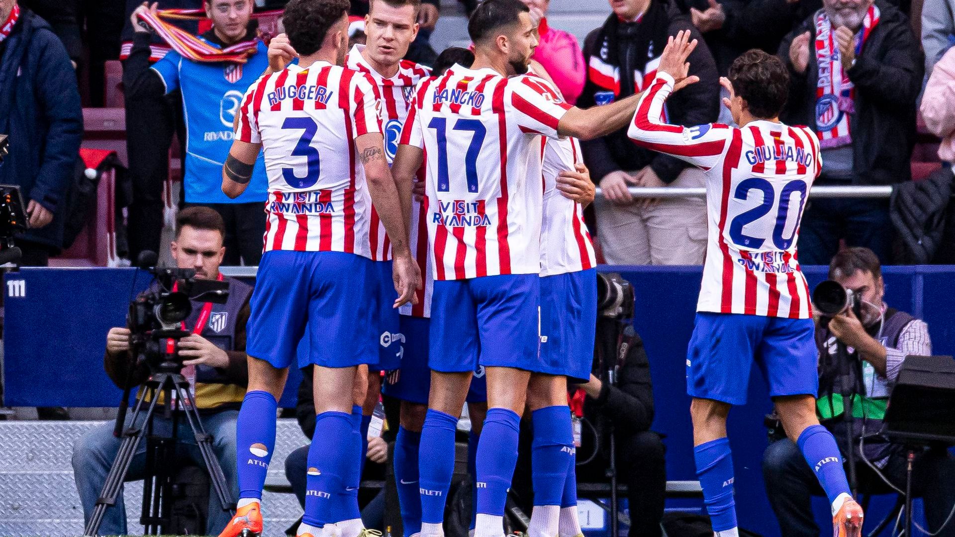 Los jugadores del Atlético celebran el gol de Koke