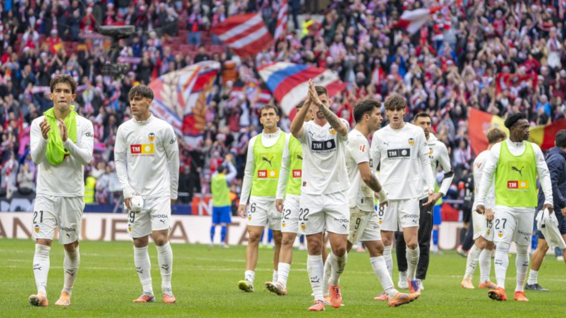 Los jugadores del Valencia CF aplauden a sus aficionados ante el Atlético Los jugadores del Valencia CF aplauden a sus aficionados ante el Atlético