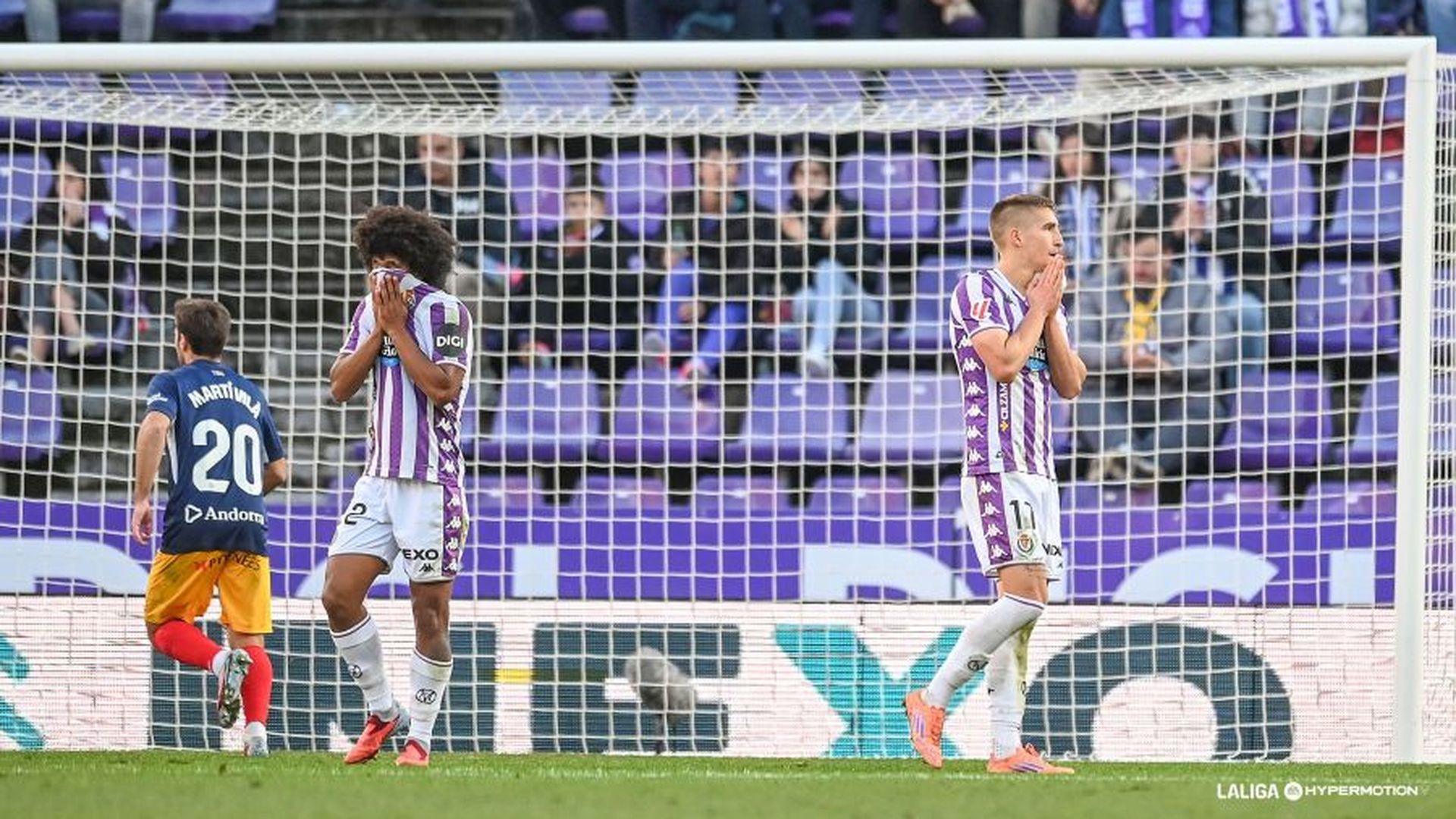 Los jugadores del Valladolid se lamentan en una jugada