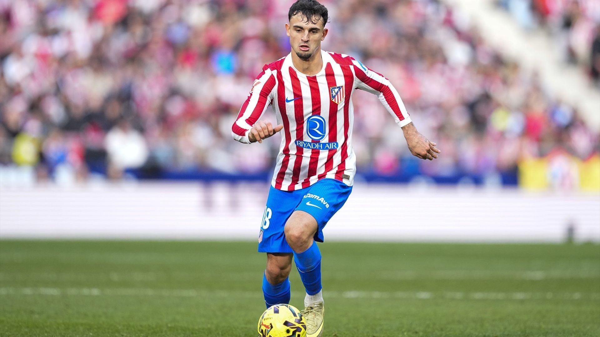 Marc Pubill conduce el balón en el Atlético-Valencia