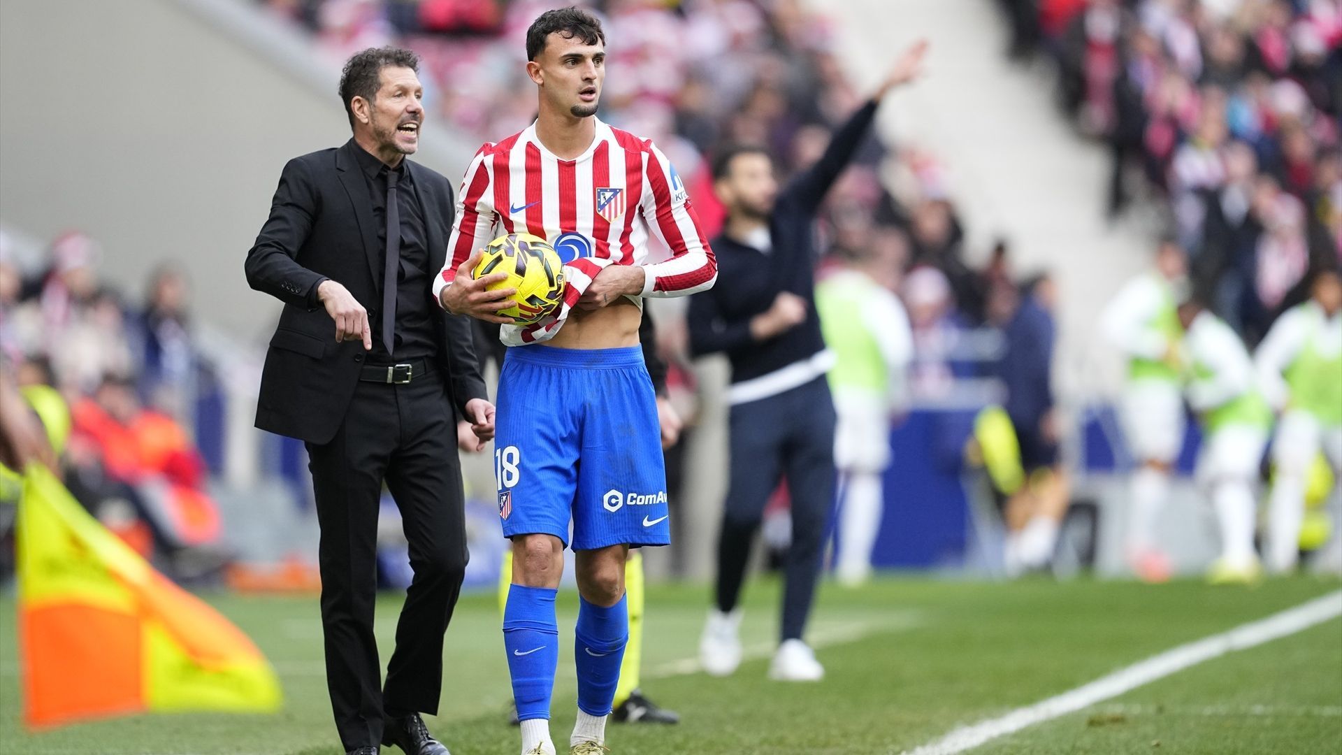 Marc Pubill, en la banda durante el Atlético-Valencia Marc Pubill, en la banda durante el Atlético-Valencia