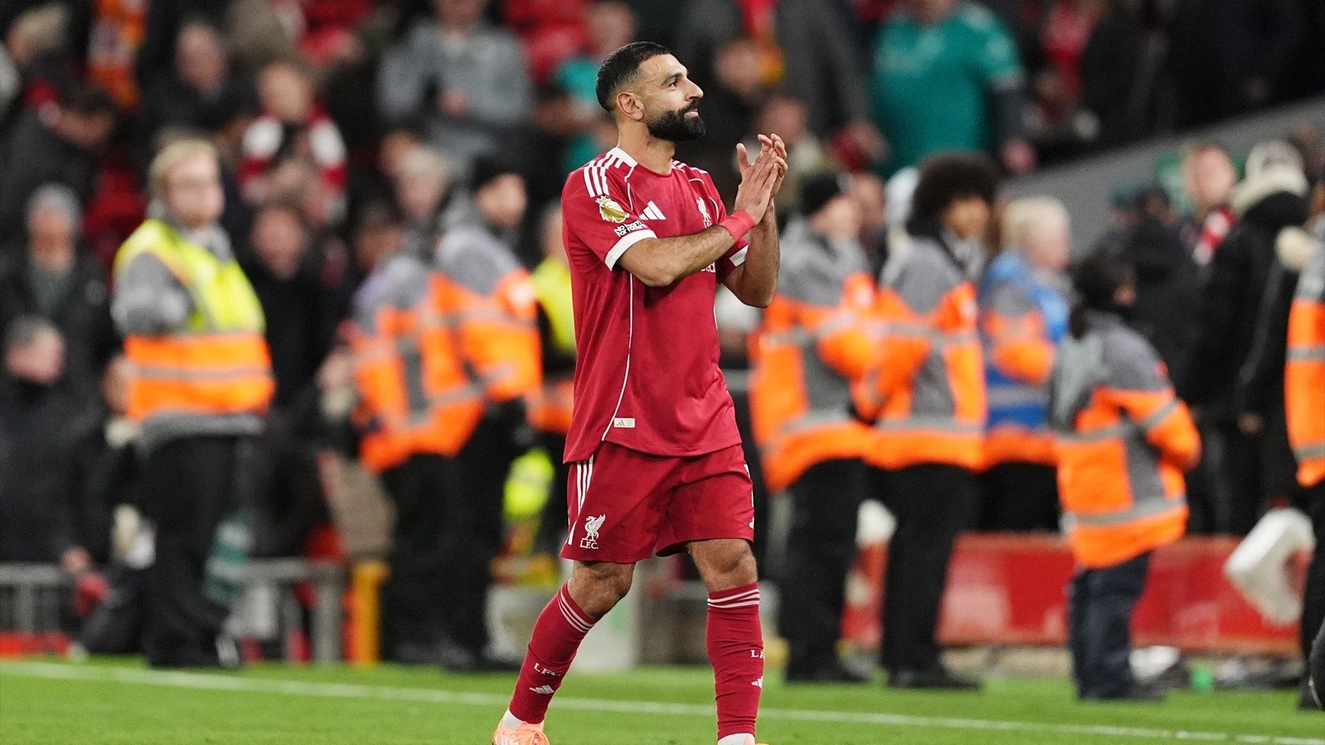 Mo Salah aplaude a Anfield durante el Liverpool-Brighton Mo Salah aplaude a Anfield durante el Liverpool-Brighton