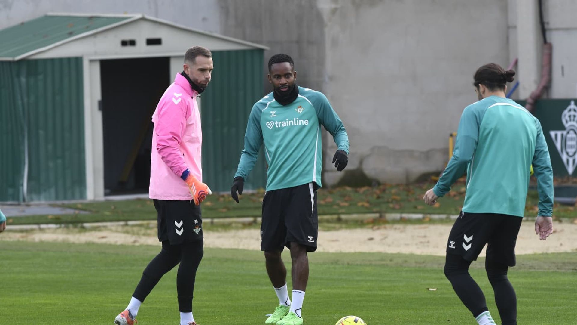 Pau López y Bakambu, en el entrenamiento del Real Betis de este sábado