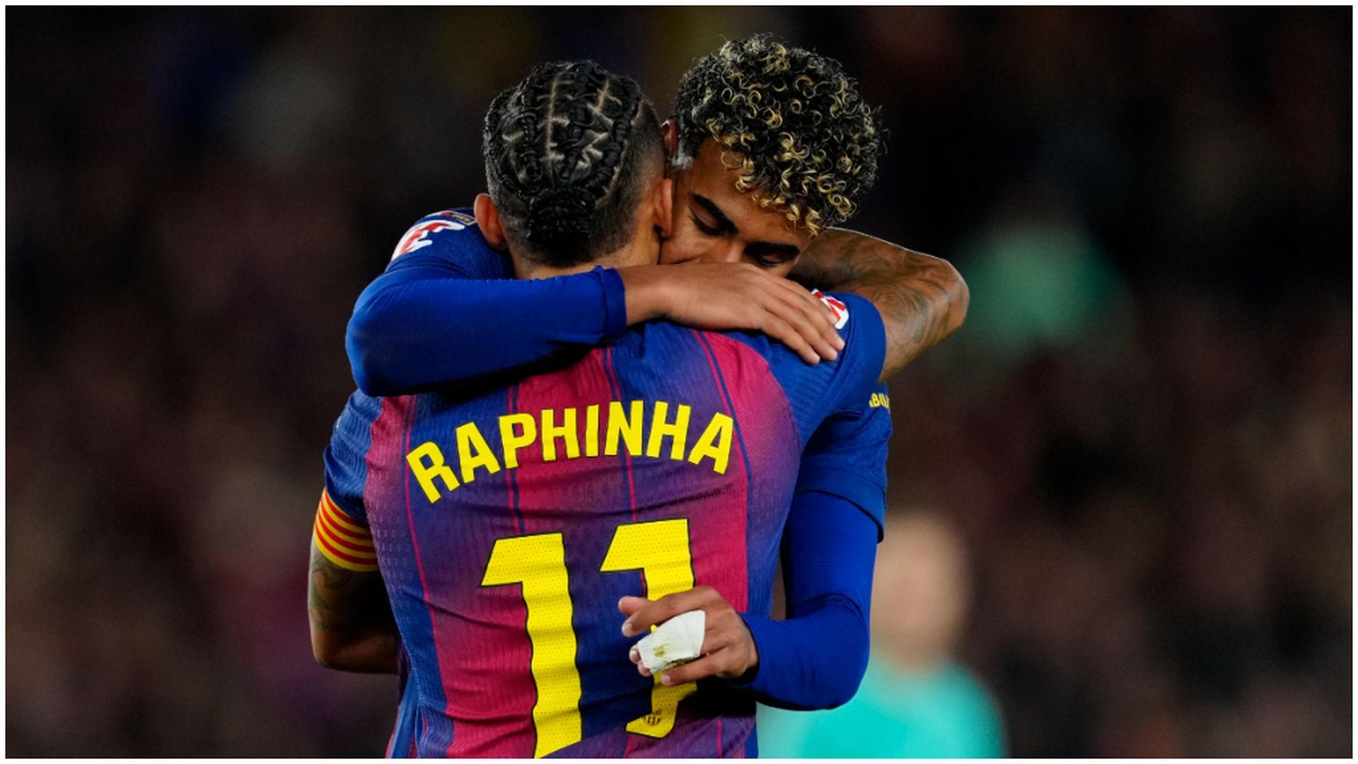 Raphinha y Lamine Yamal celebran el gol del brasileño