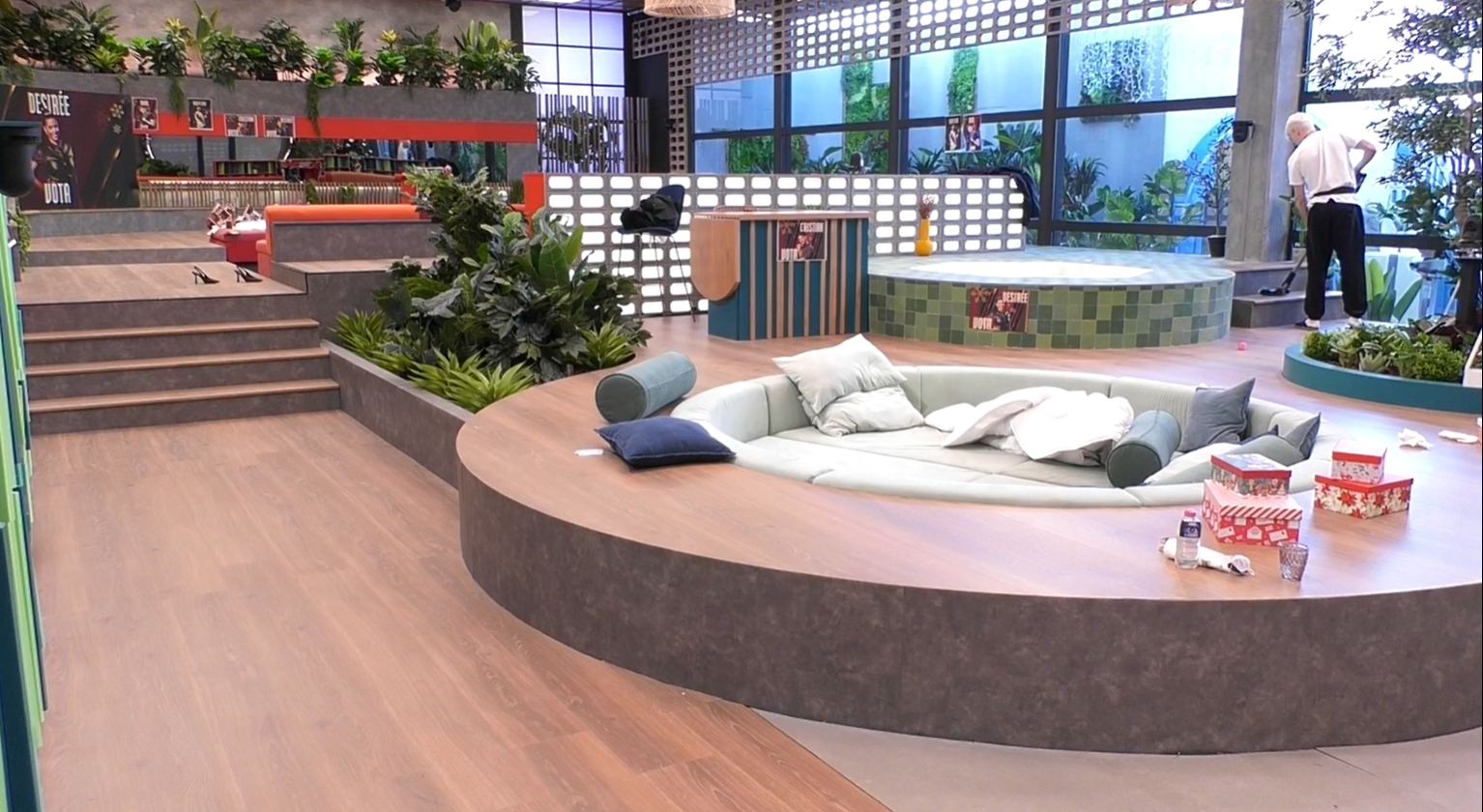 Raúl pasa la aspiradora