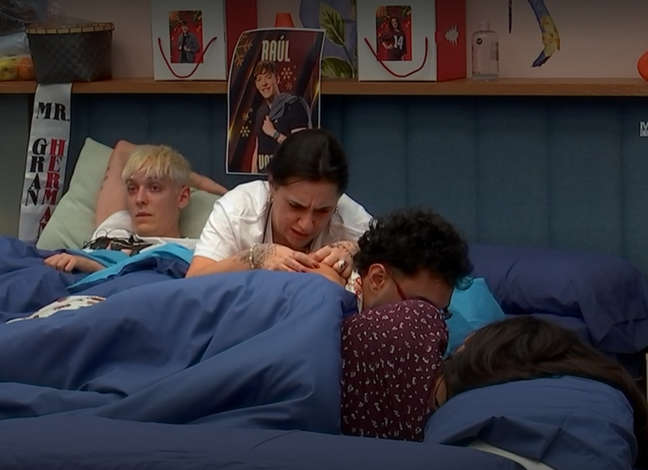 Rocío le quita los granos a Aquilino