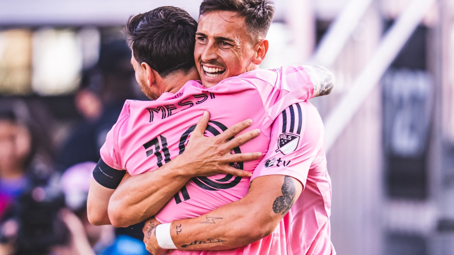 Tadeo Allende se abrazo con Leo Messi