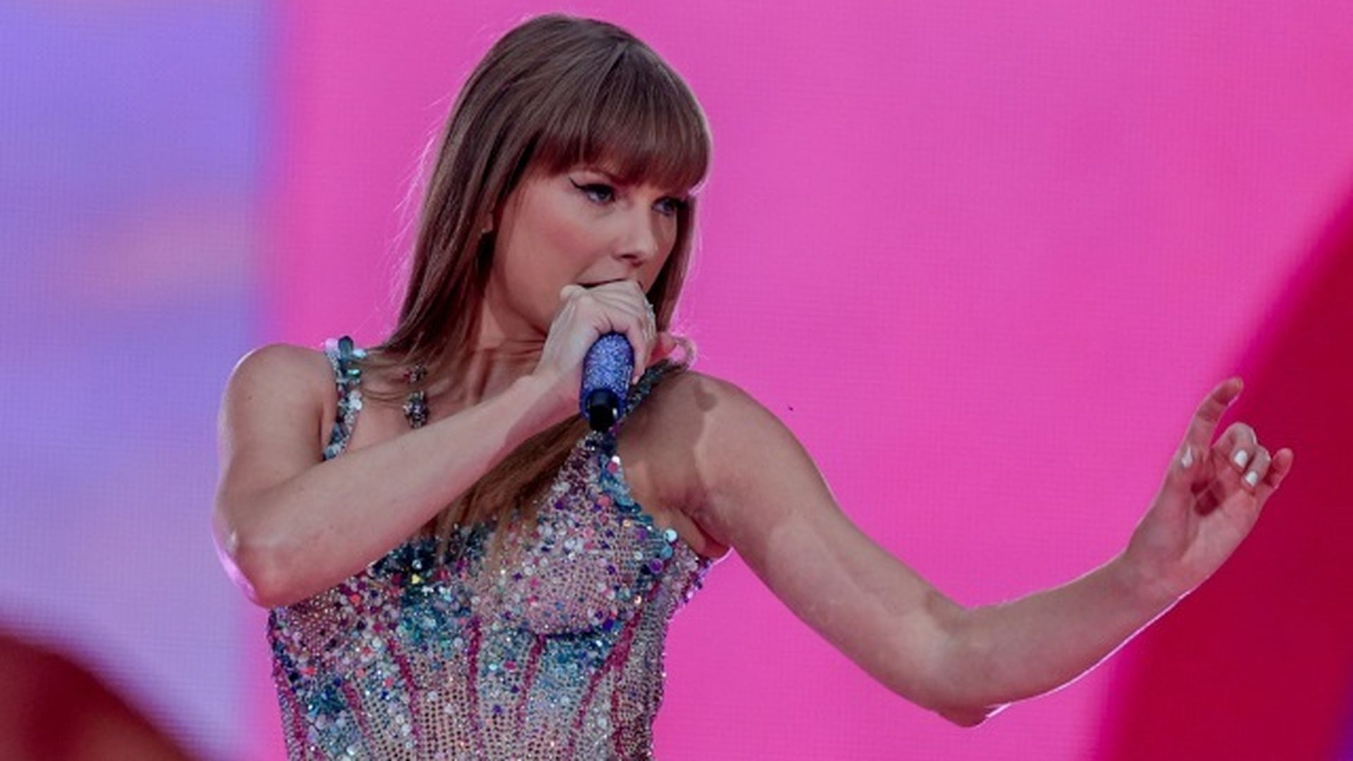 Taylor Swift actuando en su gira de conciertos Eras Tour