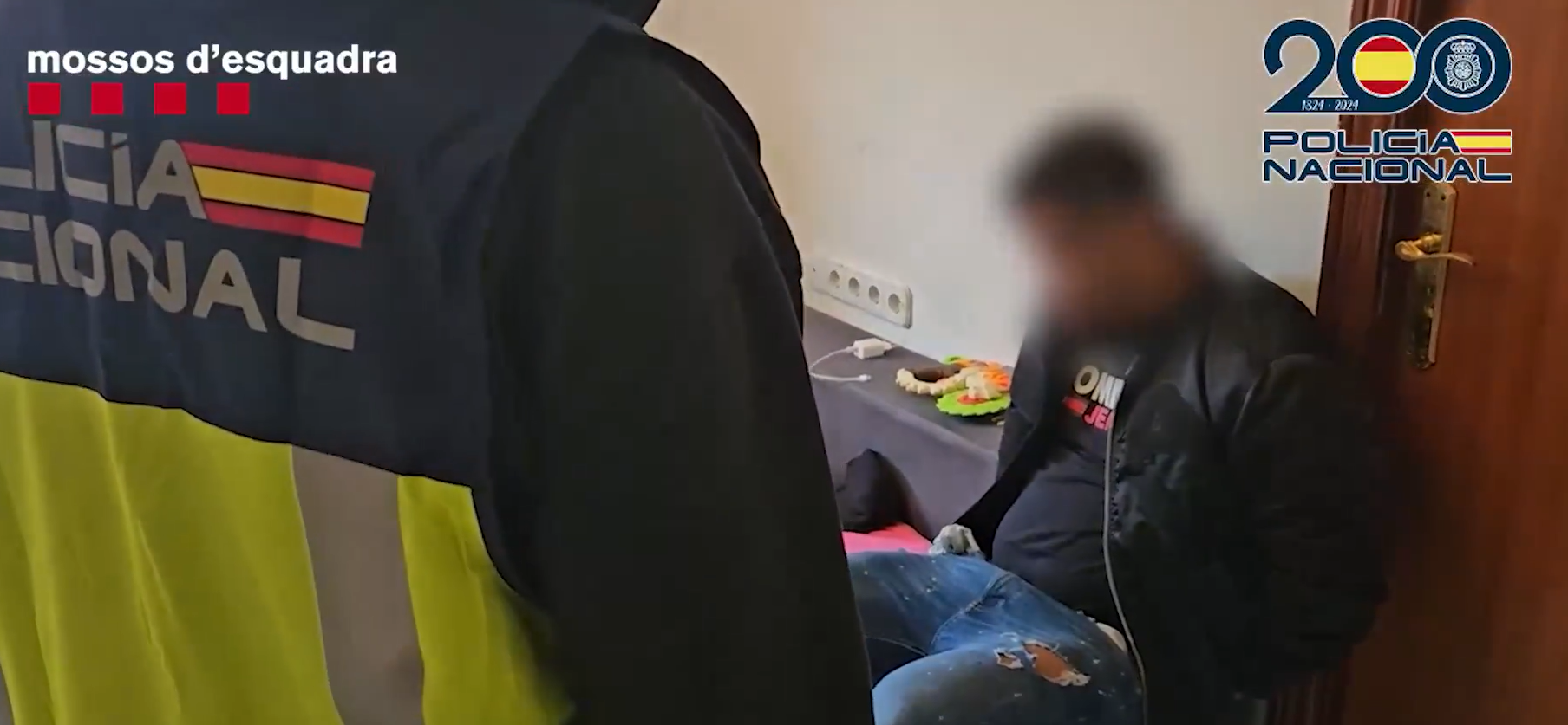 Uno de los arrestados en uno de los registros domiciliarios