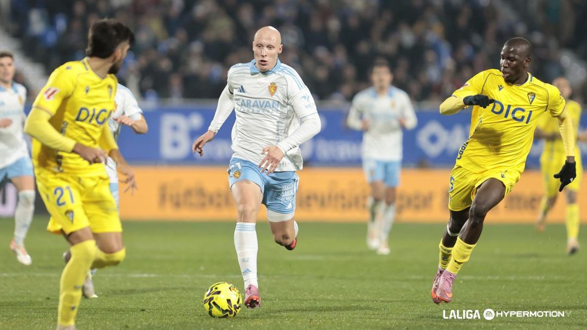 Valery Fernández conduce el balón en el Zaragoza-Cádiz