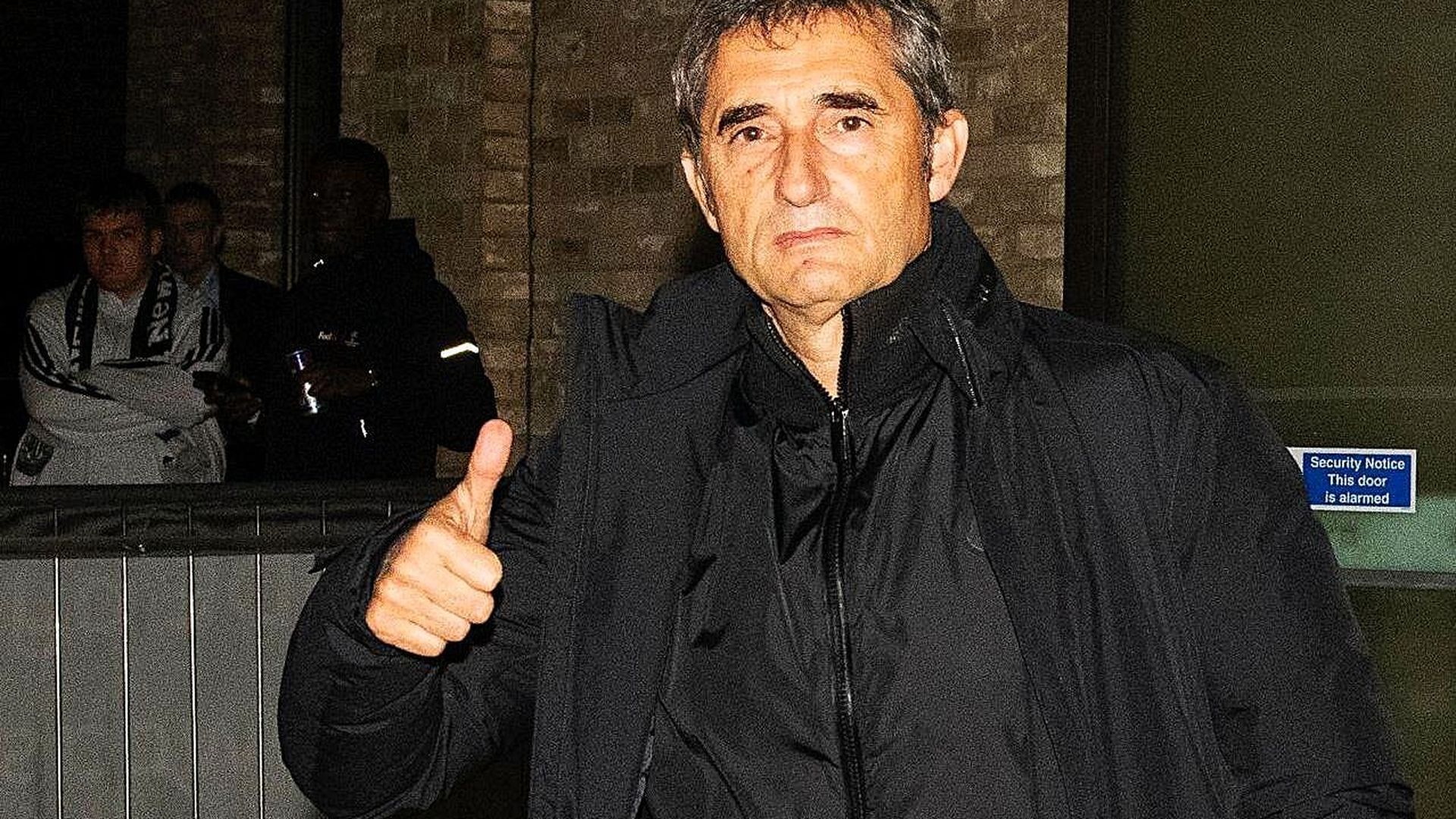 Ernesto Valverde posa a su llegada al hotel