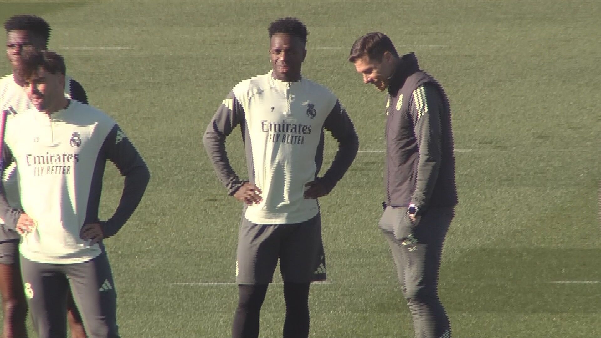 Xabi Alonso y Vinicius, entre risas
