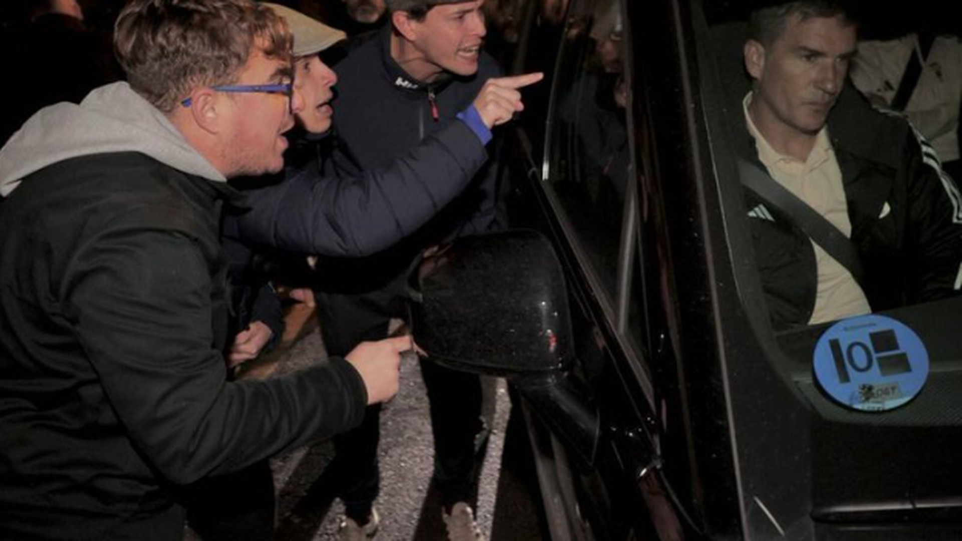 Aficionado increpan a Luis Carrión Aficionado increpan a Luis Carrión