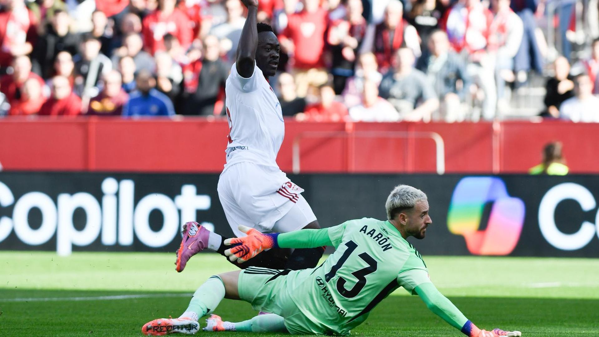 Akor Adams celebra su gol al Oviedo Akor Adams celebra su gol al Oviedo