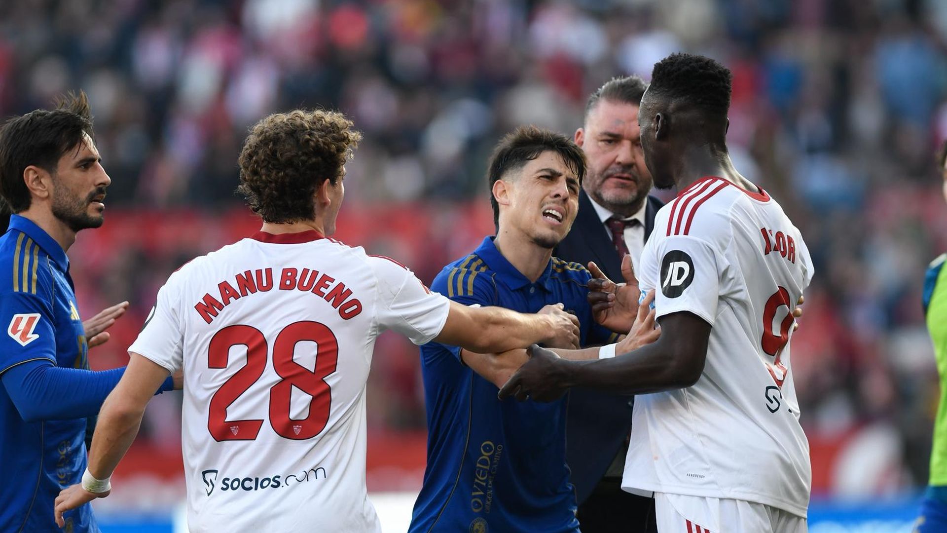 Alberto Reina se encara con Akor Adams en el Sevilla-Real Oviedo