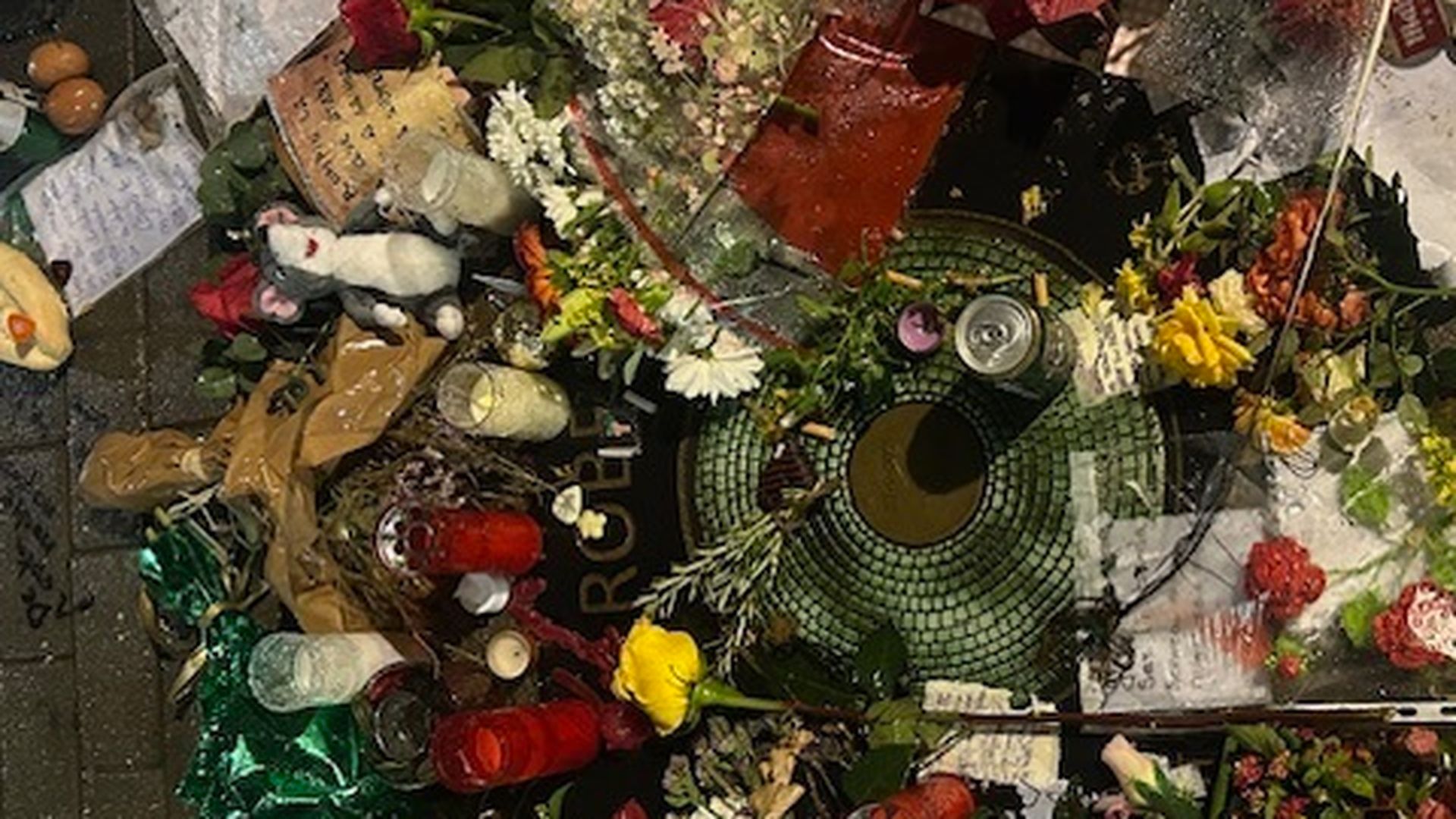 Altar improvisado en la estrella de Robe Iniesta en el Vía Musicorum de Mérida