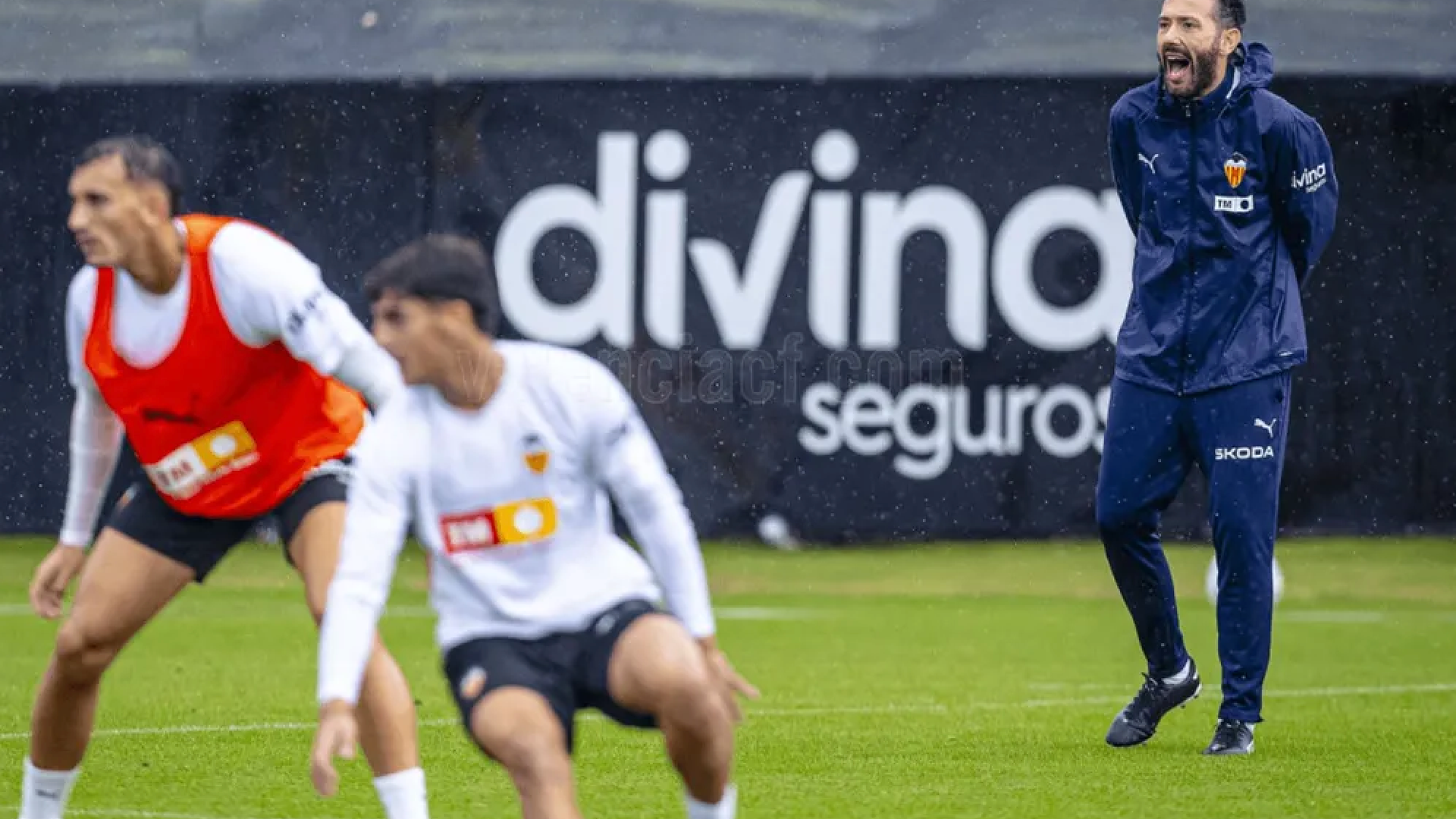 Carlos Corberán entrena bajo la lluvia
