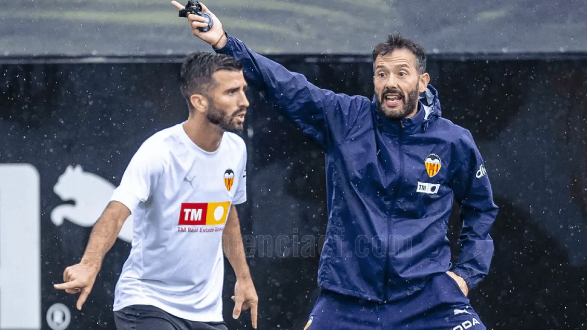 Carlos Corberán y Gayà entrenan bajo la lluvia Carlos Corberán y Gayà entrenan bajo la lluvia