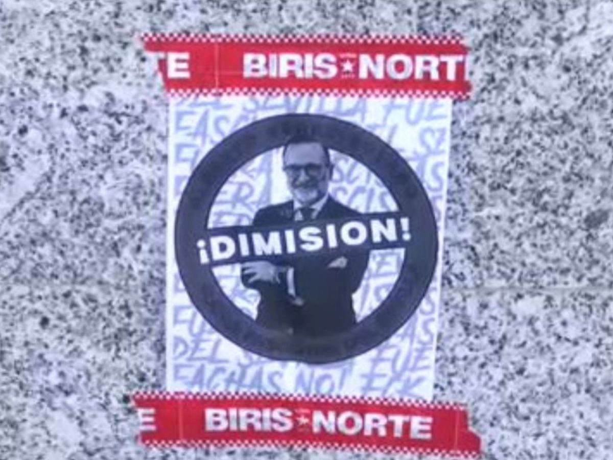 Los Biris del Sevilla pegan carteles contra Alberto Pérez Solano