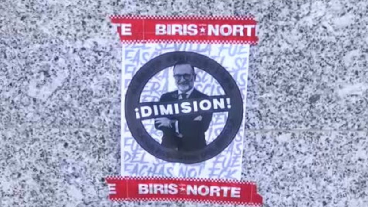 Los Biris del Sevilla pegan carteles contra Alberto Pérez Solano