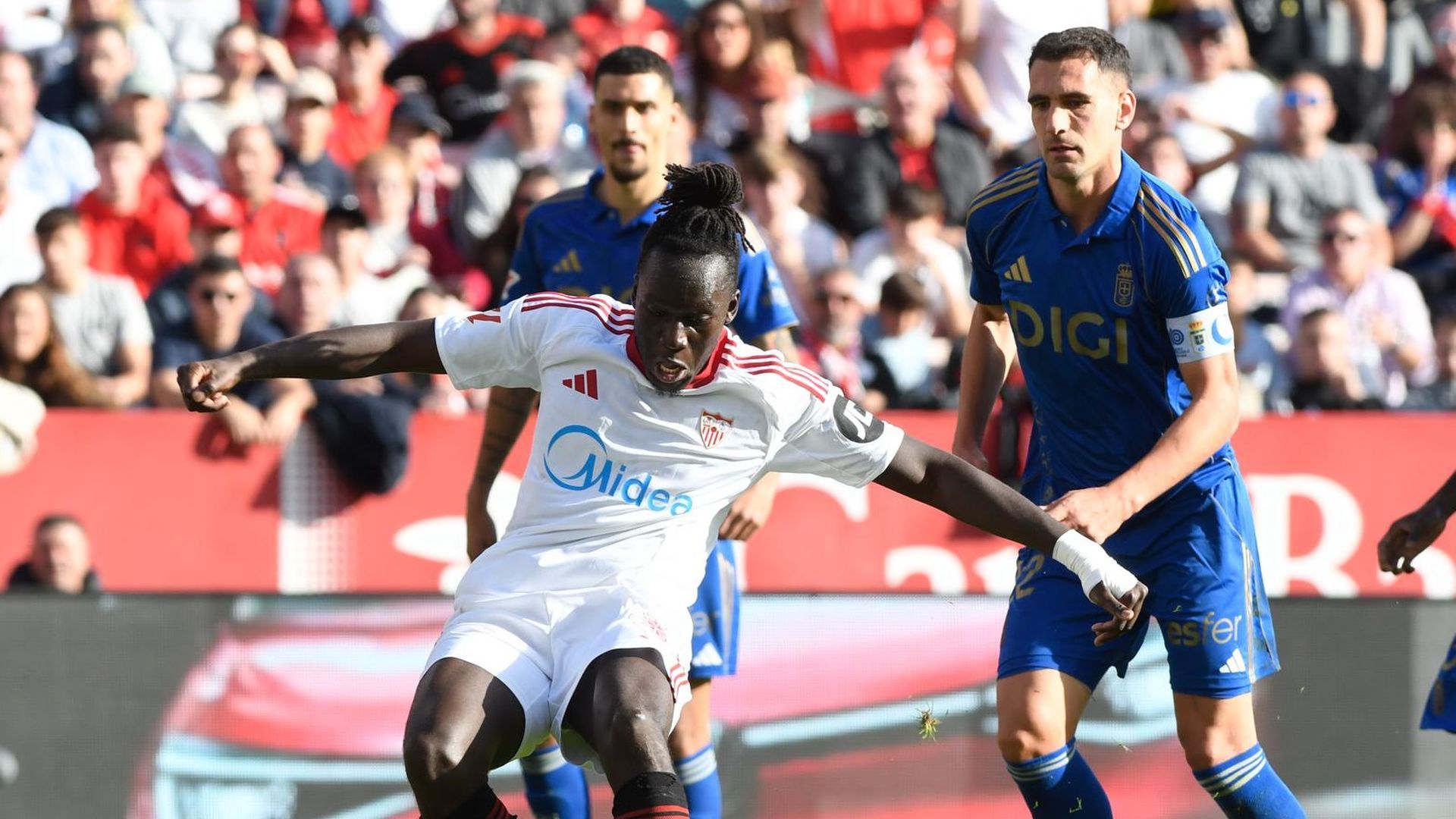 Dani Calvo persigue a Mendy en el Sevilla-Oviedo