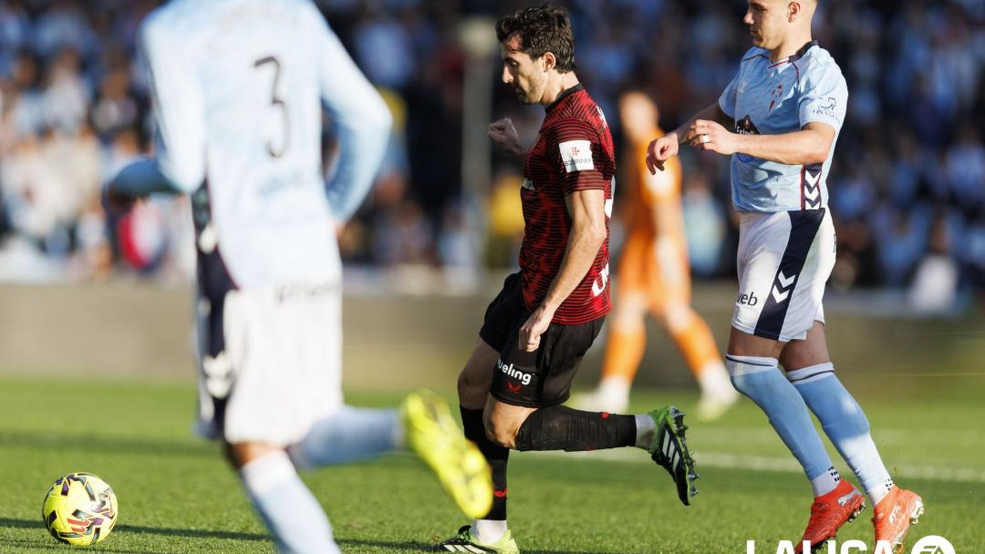 Dani Vivian, en una jugada del Celta-Athletic