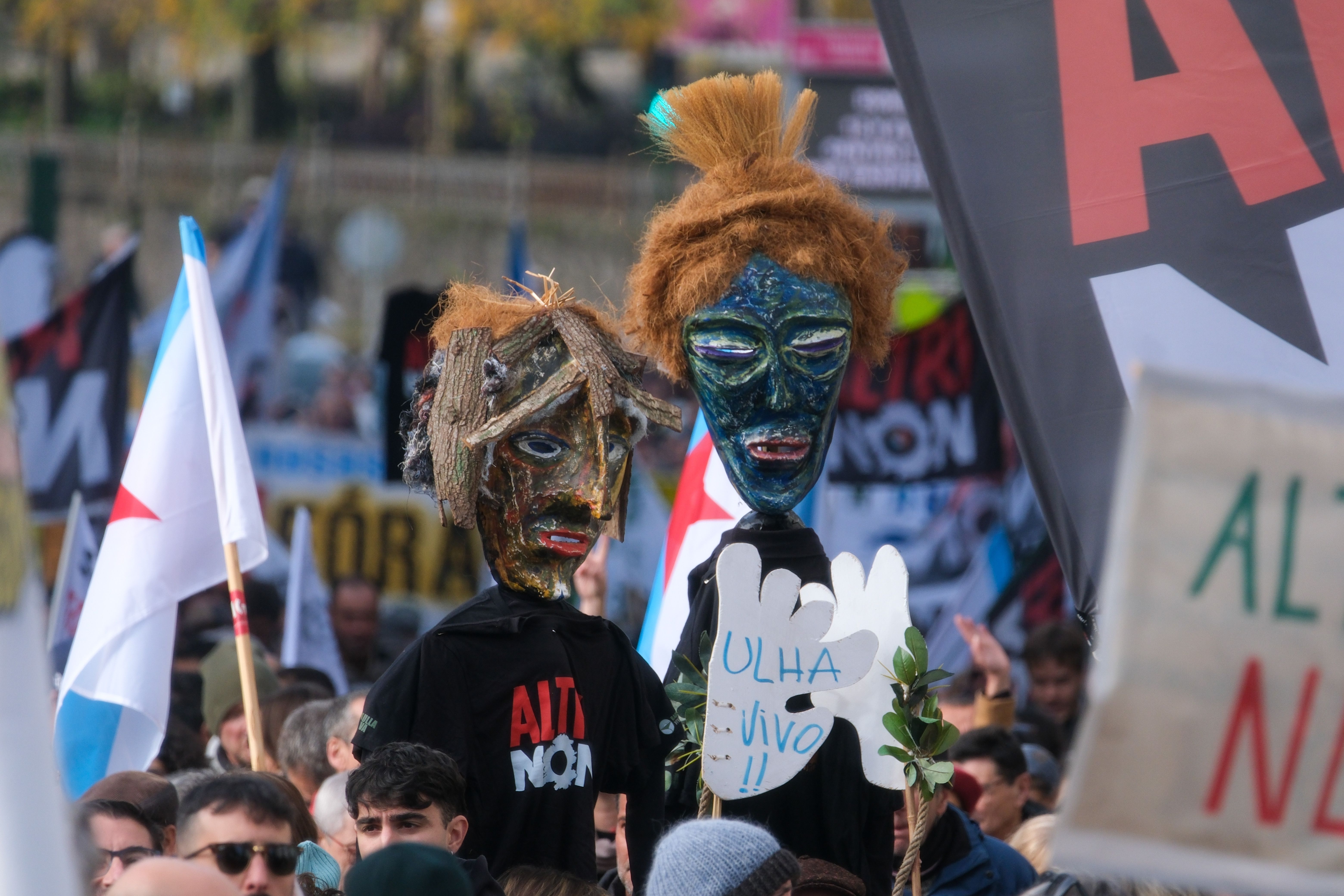 Dos muñecos en la manifestación en la capital gallega