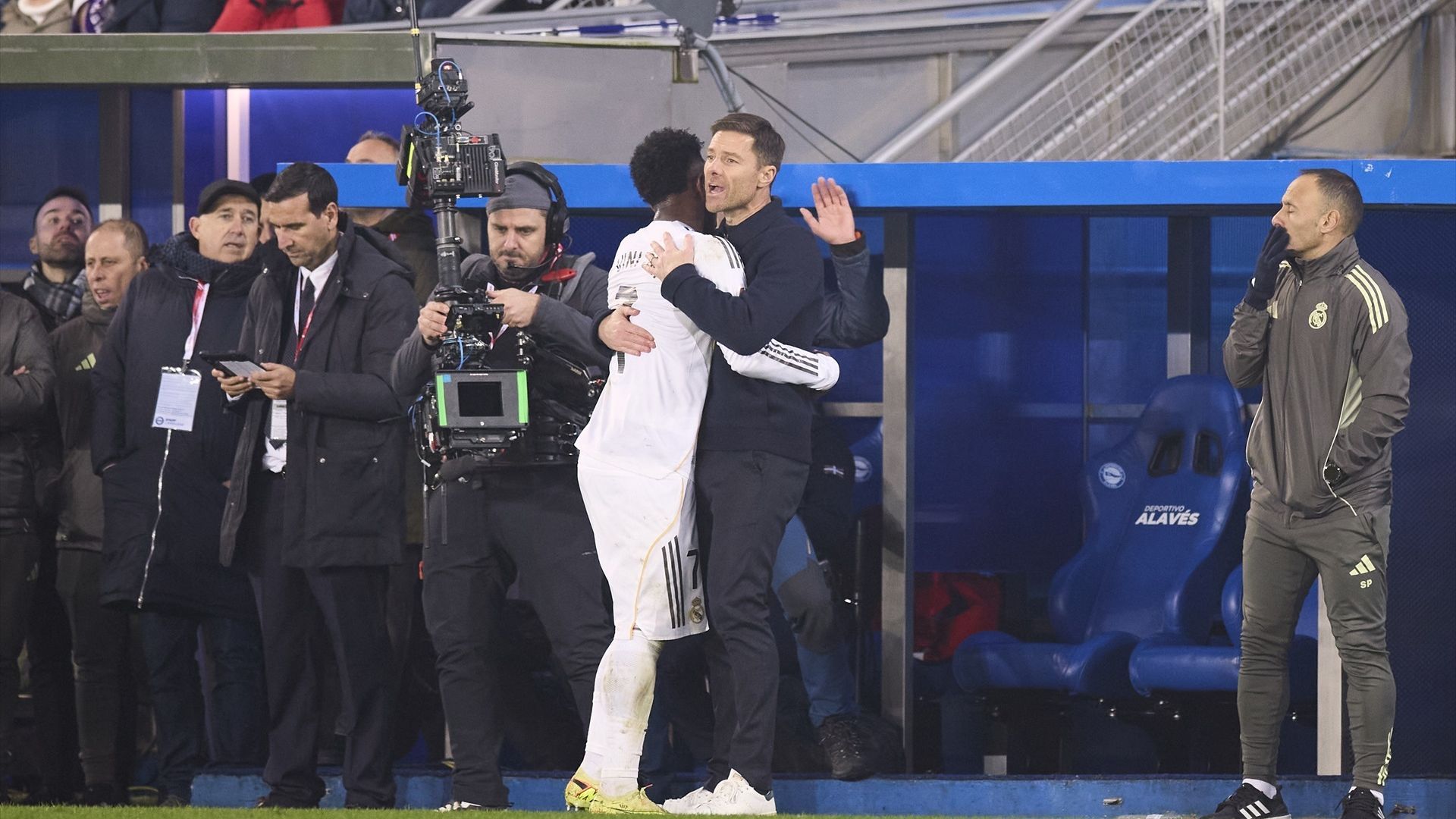 El abrazo entre Xabi Alonso y Vinicius El abrazo entre Xabi Alonso y Vinicius