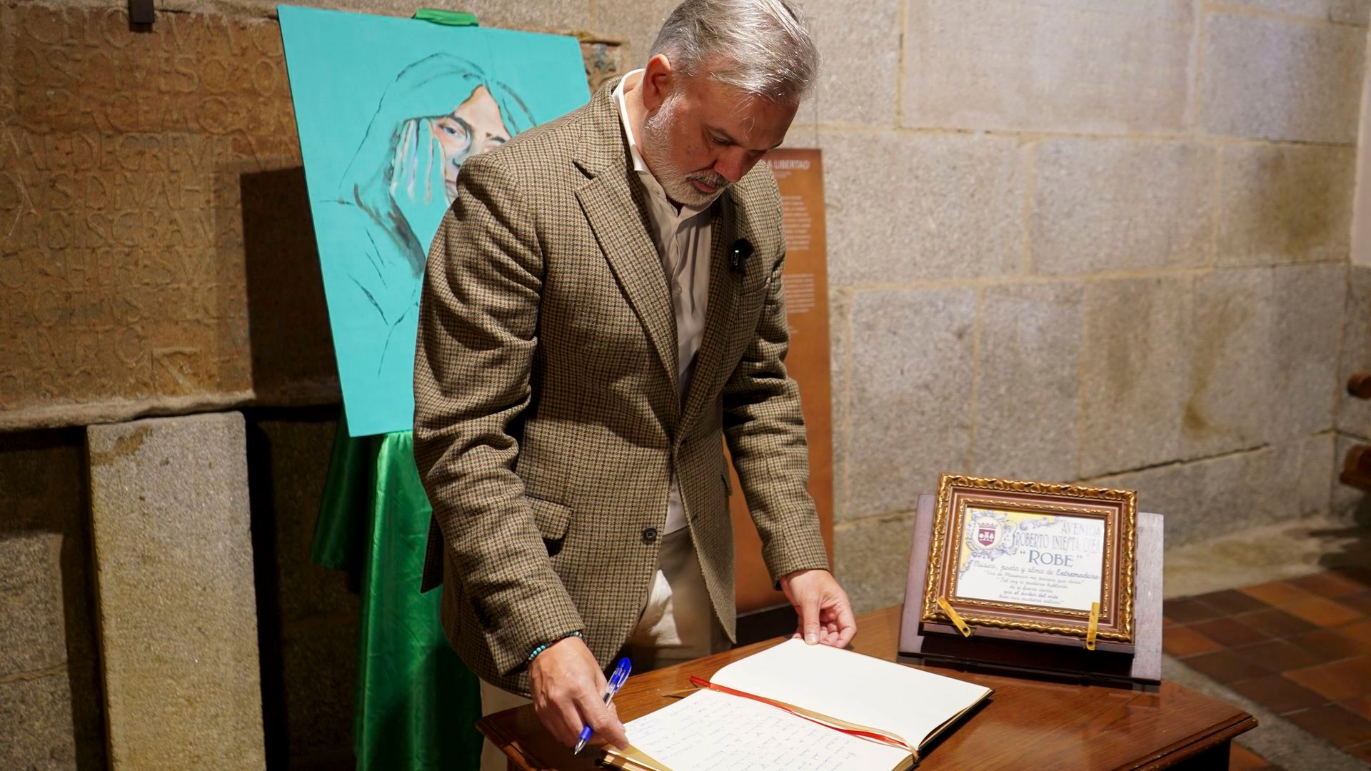 El alcalde de Plasencia firma en el libro de condolencias