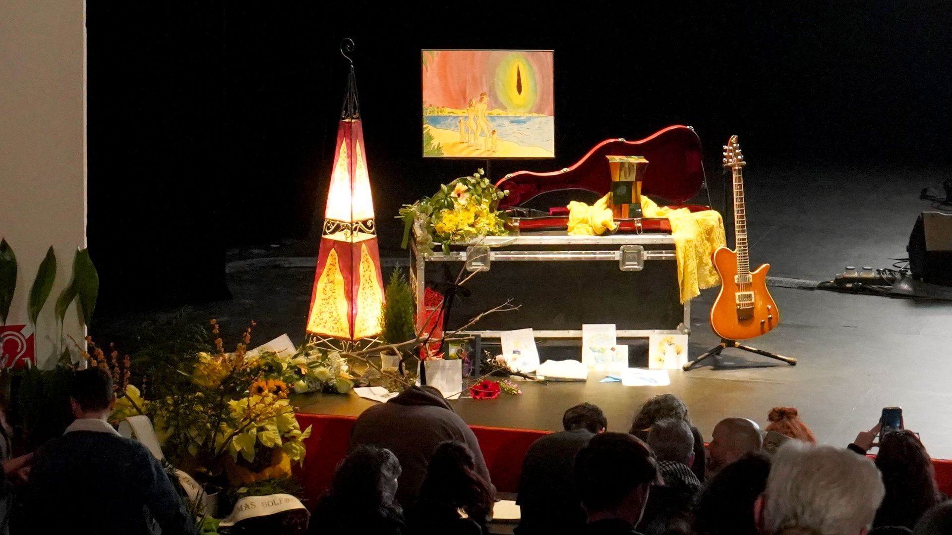 Homenaje a Robe Iniesta en Plasencia: miles de seguidores recuerdan emocionados al cantante de Extremoduro